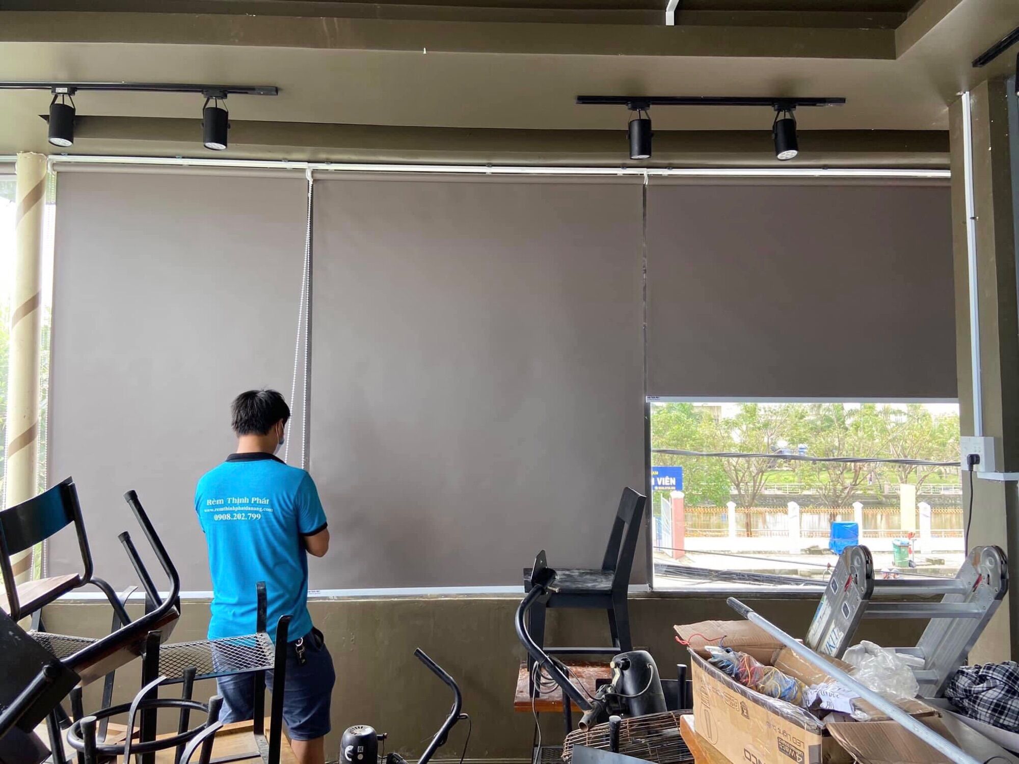 Màn Rèm cuốn che nắng Cửa Sổ Hiện Đại chất liệu Polyester cản nắng 100%. Rèm cửa sổ rèm cuốn mầu Xám Ghi.