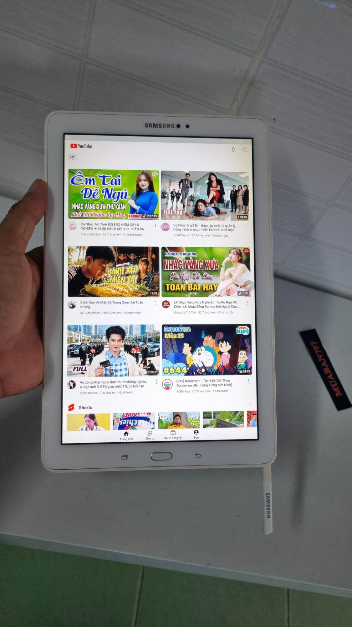 Selling a Samsung P585 Tablet with a 10.3 Inch Screen and Pen, so Beautiful.