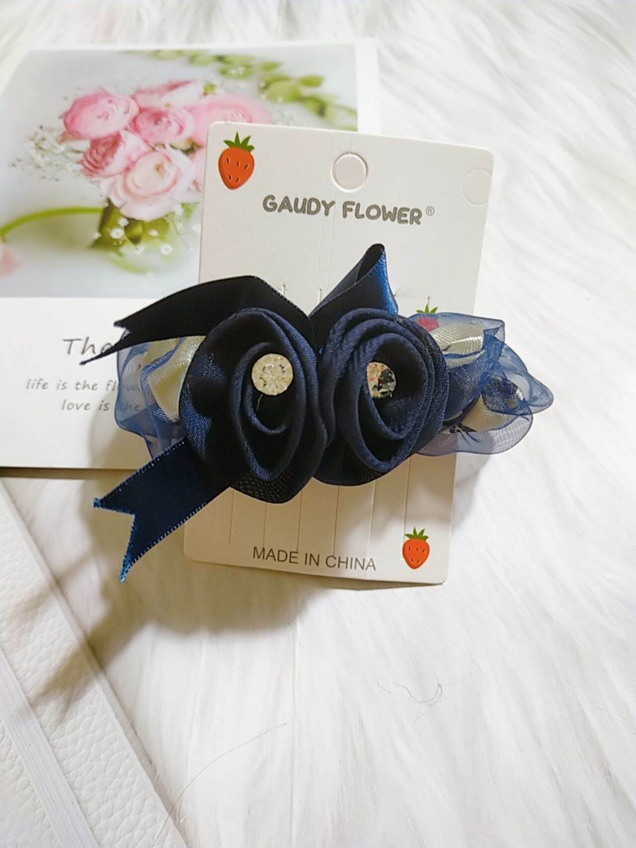 Cột tóc hoa nữ tính