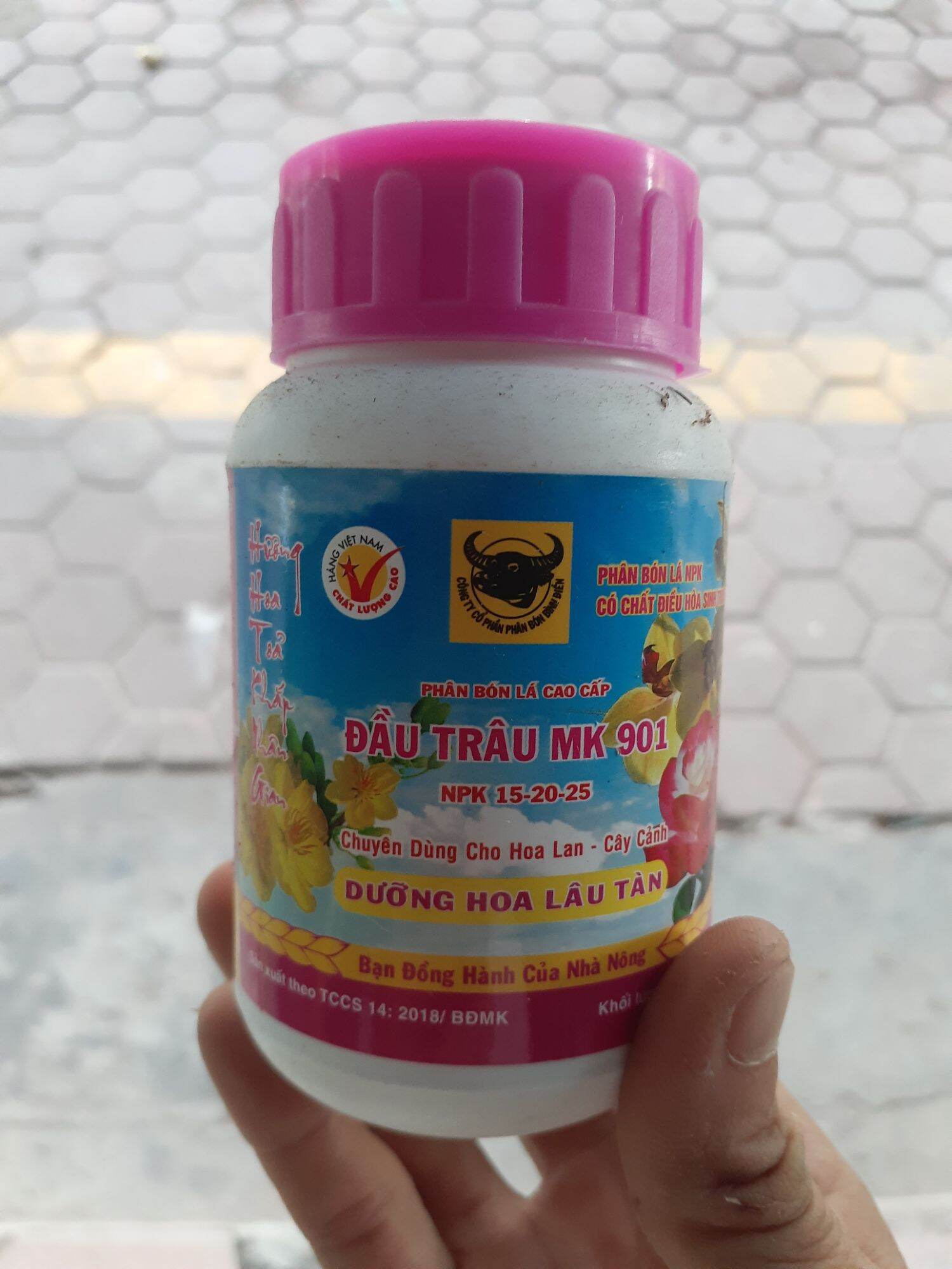 Phan bón lá đầu trâu 701 kích thích ra hoa lọ 100gr