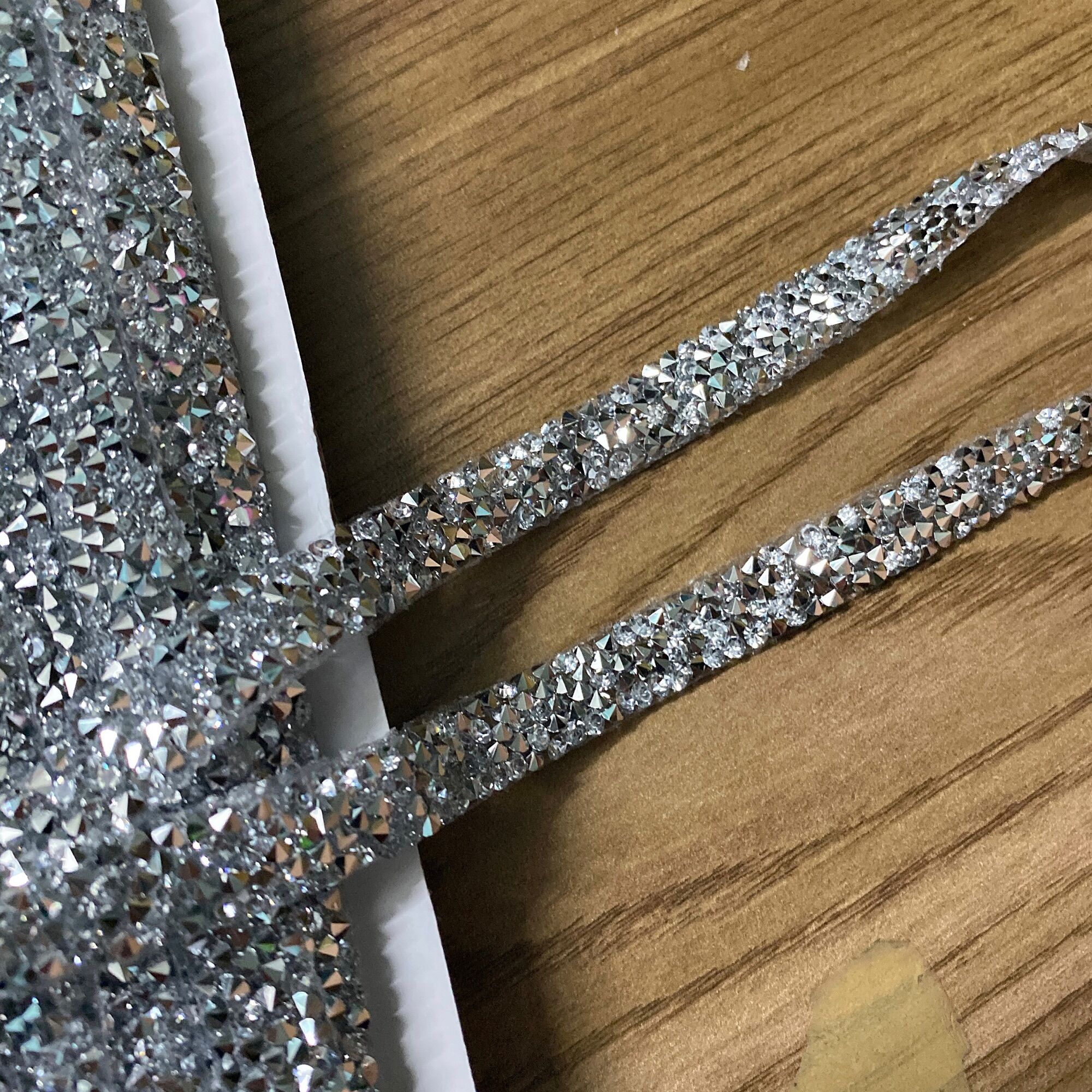 1m DÂY ĐÁ ỦI ÉP NHIỆT SIZE 9li-1cm ( phụ kiện trang trí may mặc)