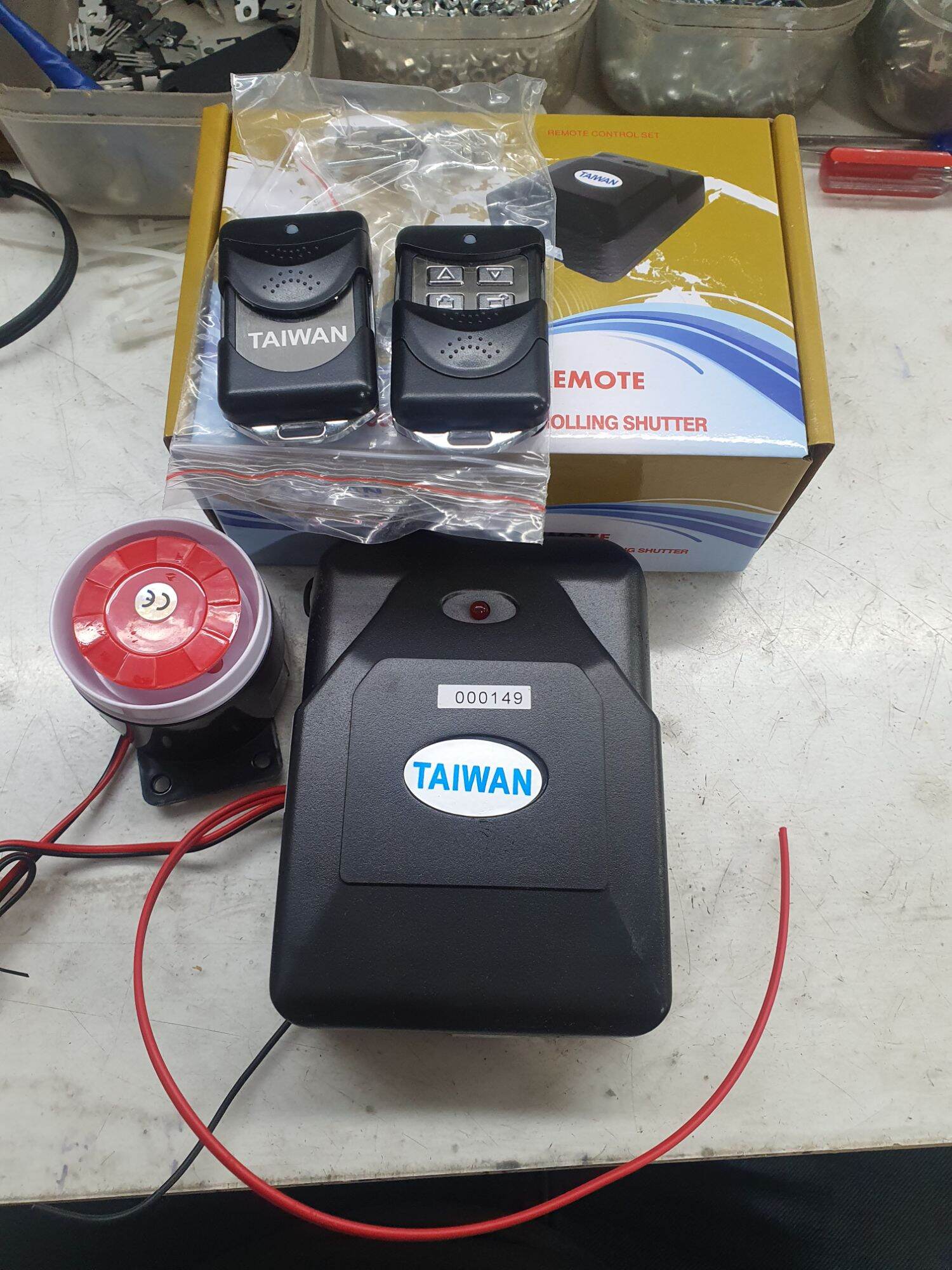 Bộ điều khiển cửa cuốn có đấu sẵn tự dừng và có còi.