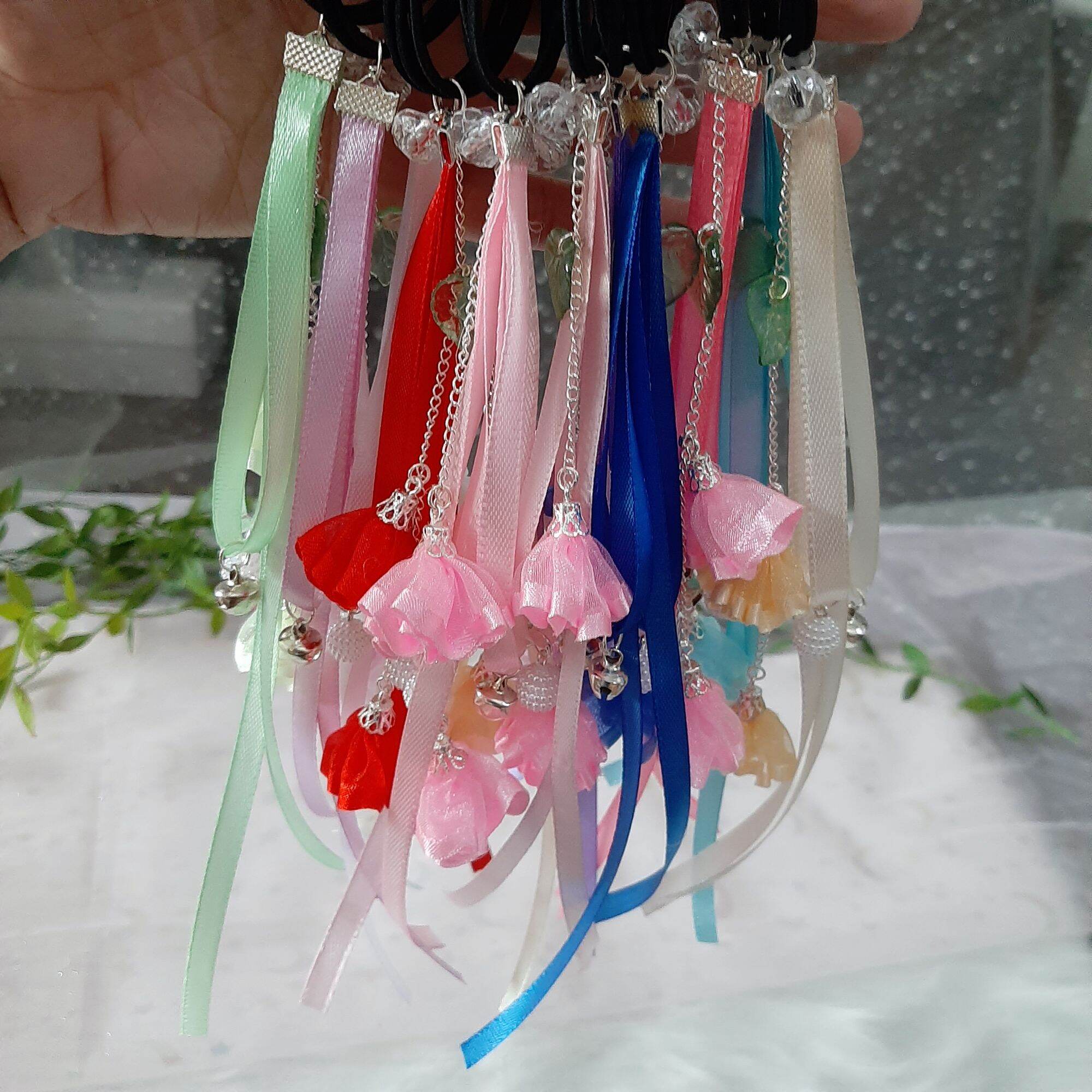 Cột tóc hoa rơi