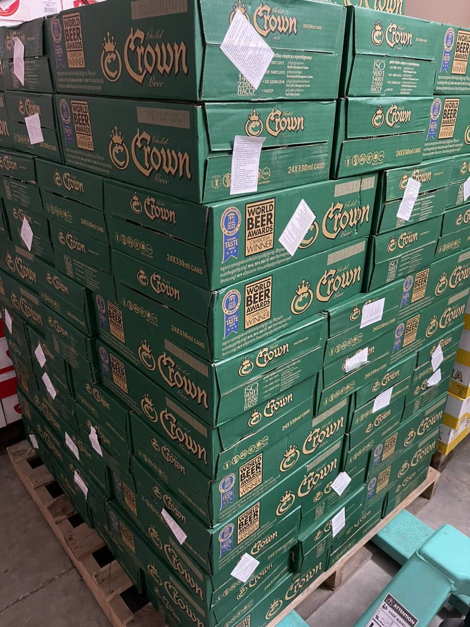Bia gold crown xanh độ cồn 5 %. thùng 24*330ml