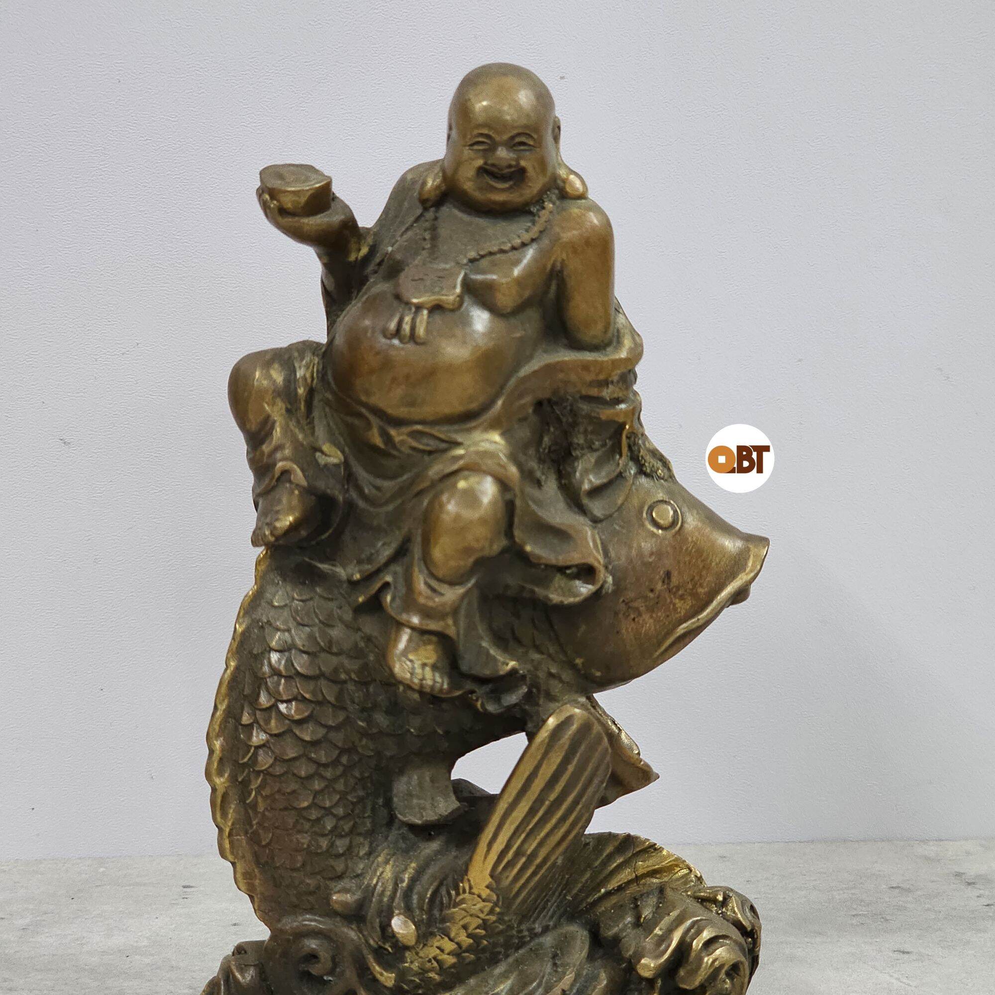 Phật di lạc ngồi trên cá chép bằng đồng