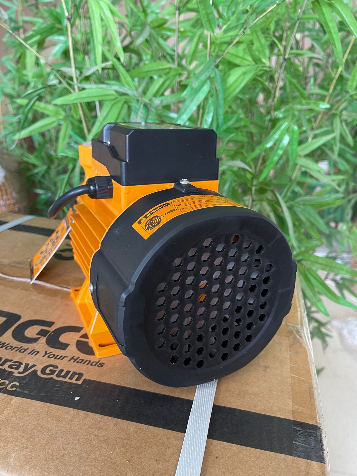 Máy bơm nước 750W (1HP) INGCO VPM7508