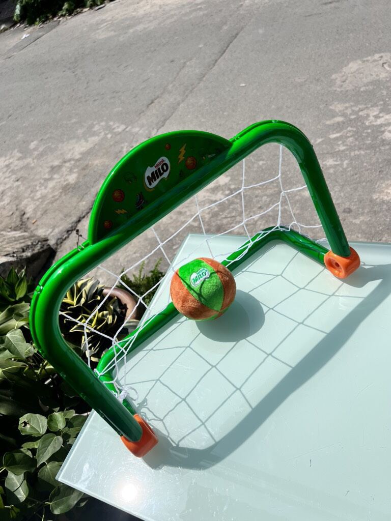 Bộ đồ chơi khung thành quà từ Milo   | Khung thành bóng đá nhựa   | Màu xanh lá cây và cam   | Có lưới trắng   | Quả bóng màu cam và xanh lá cây