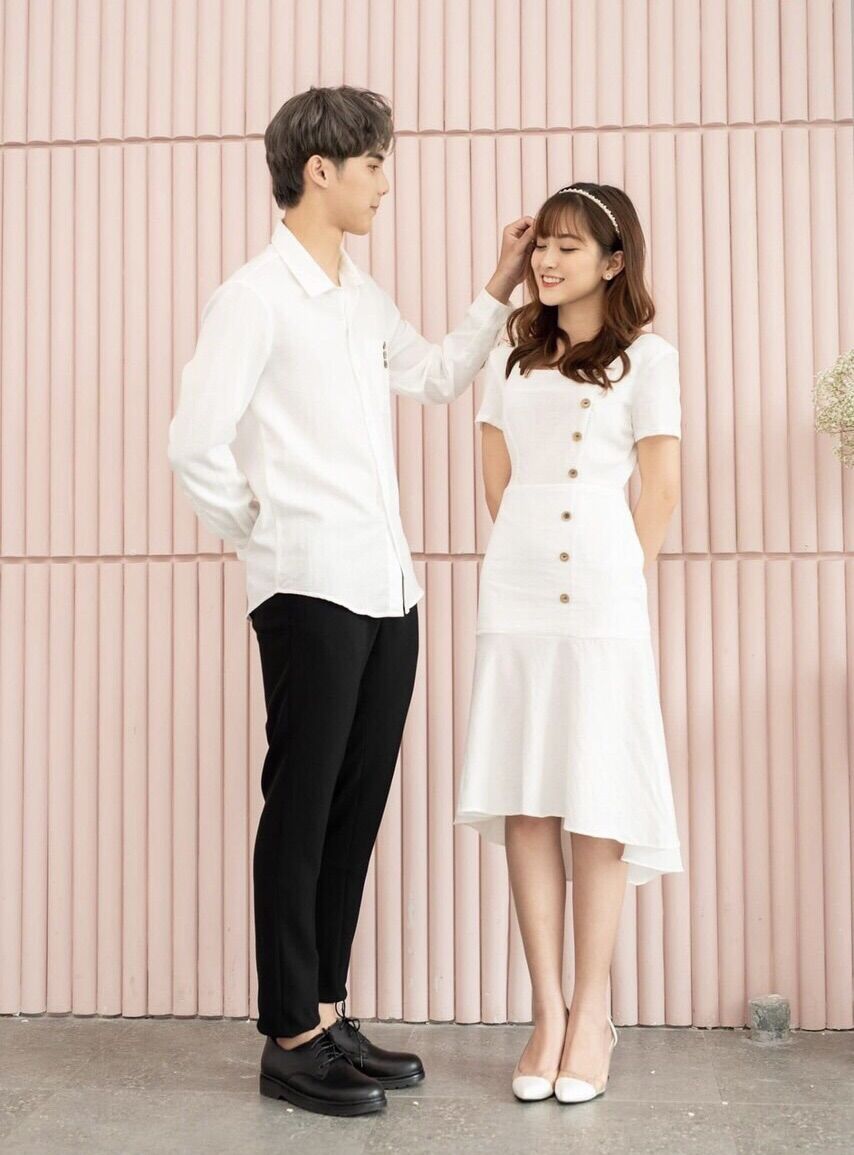 Áo váy đôi, đồ đôi nam nữ màu trắng đính nhiều nút dễ thương
