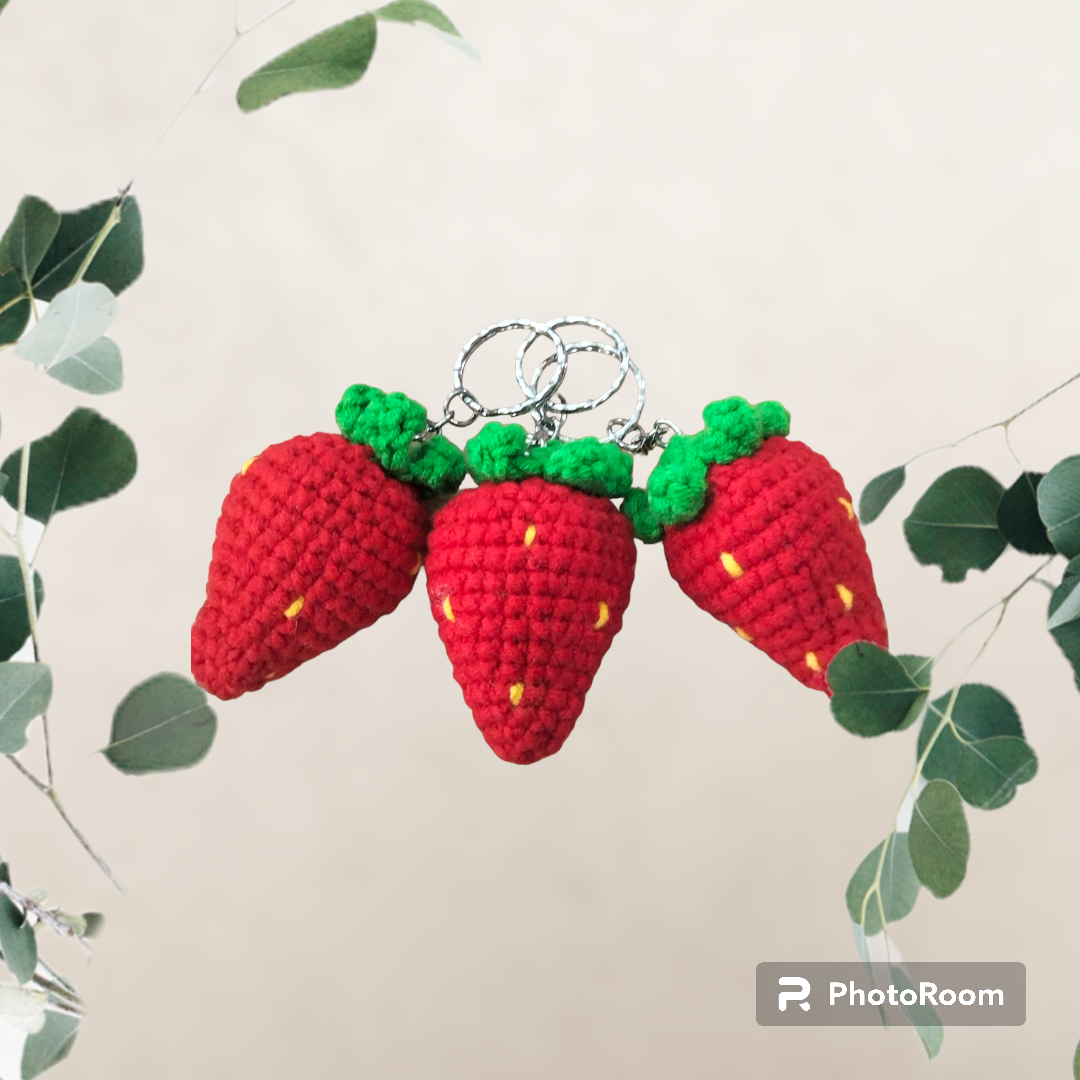 Móc khoá trái dâu 🍓 bằng len handmade.