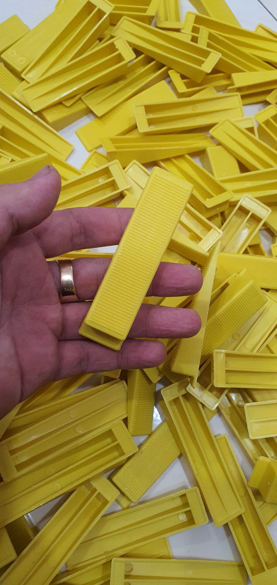 Túi 100 ke nêm cân bằng lát gạch