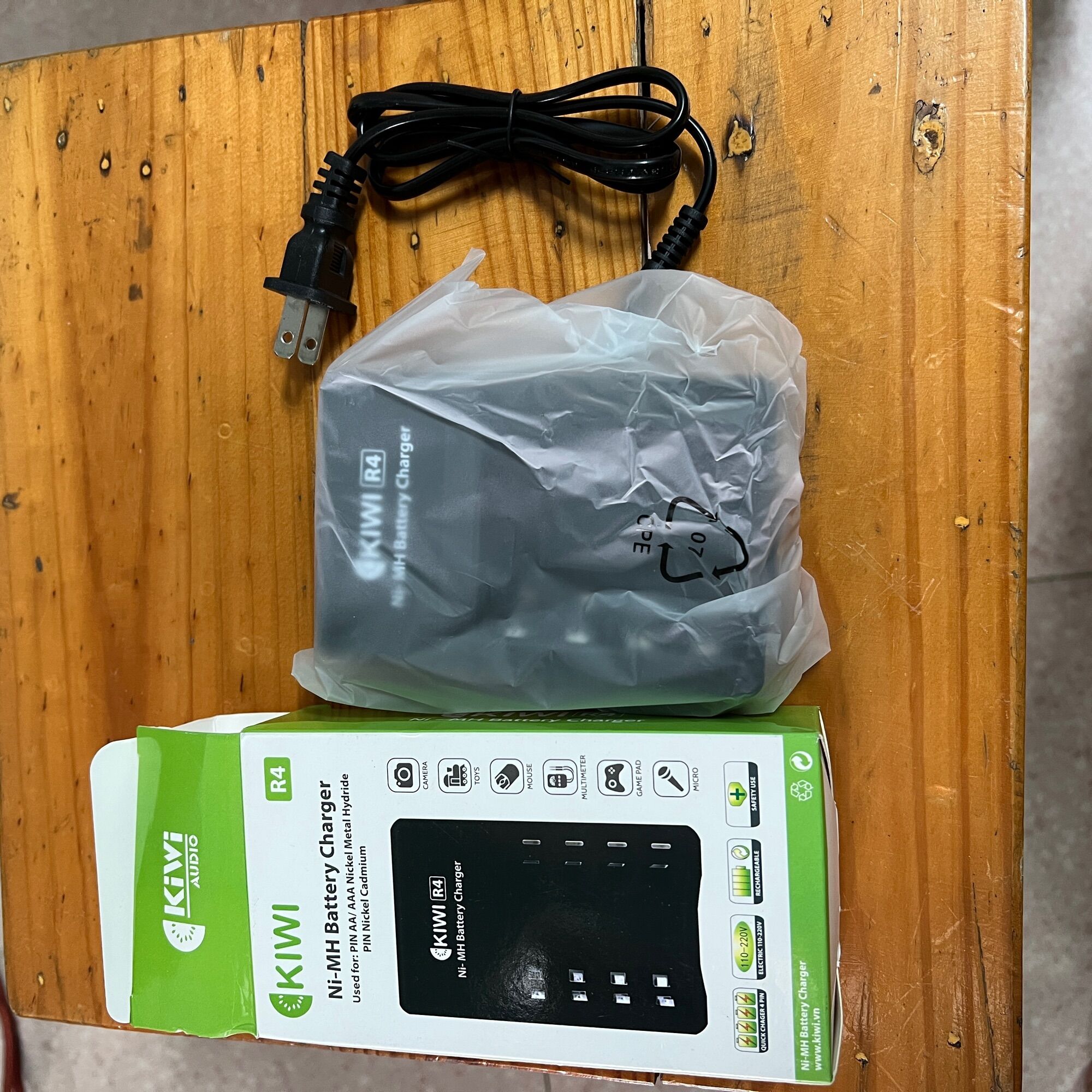 dock sạc kiwi sạc 4 viên pin