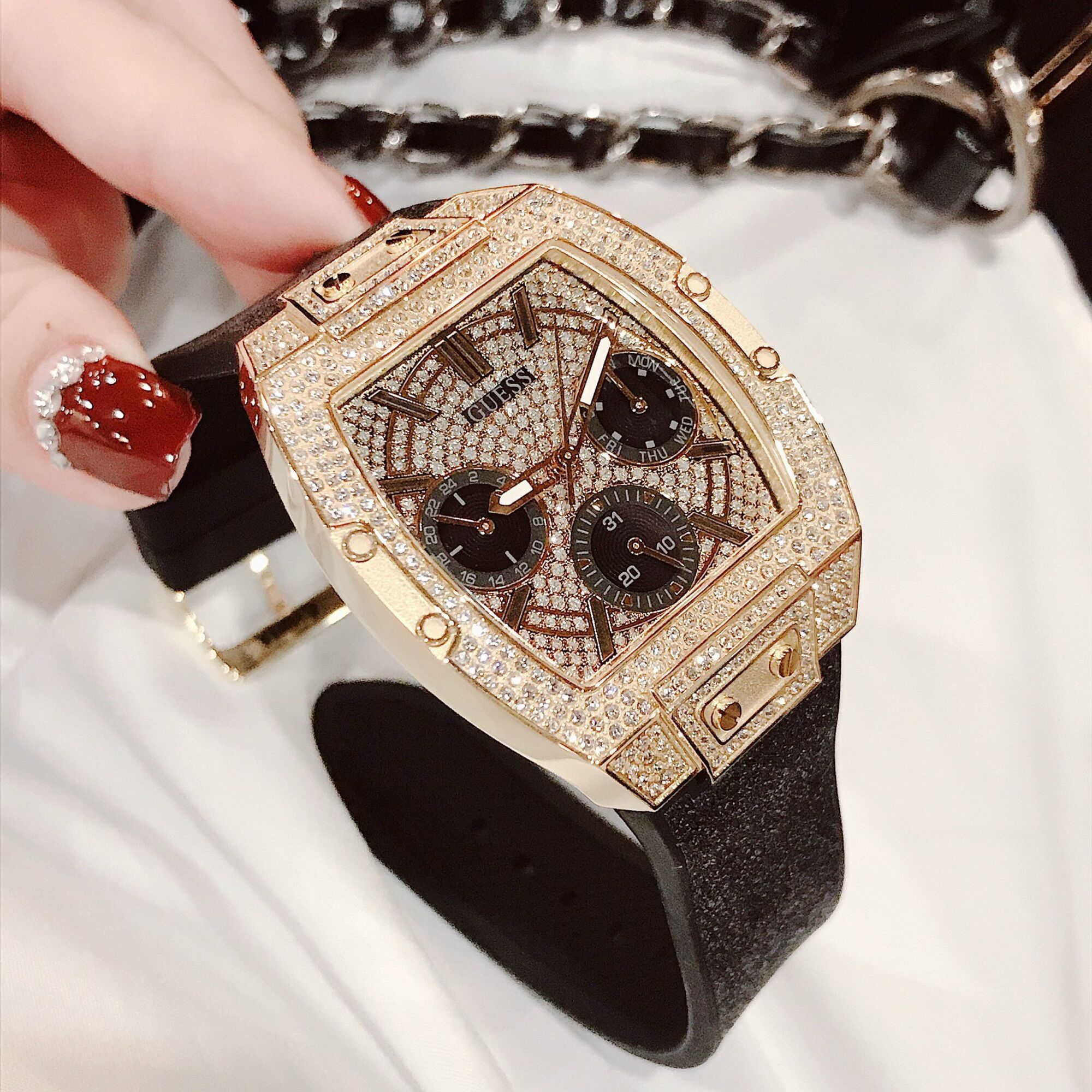 Đồng Hồ Nữ Guess