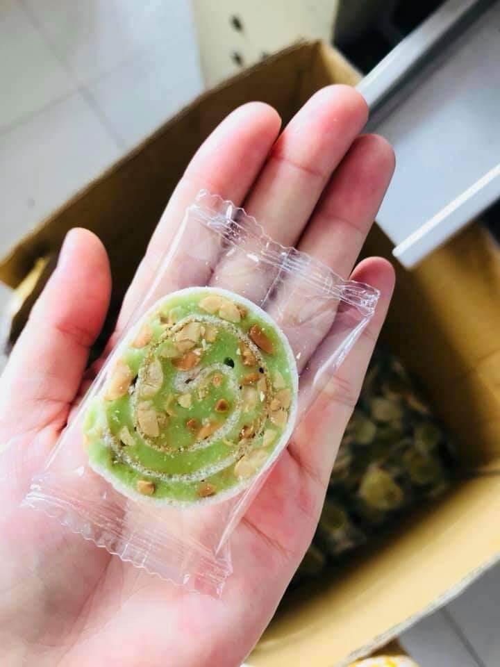 Kẹo dừa lá dứa cuộn bánh tráng nướng Hồng Vân 500g