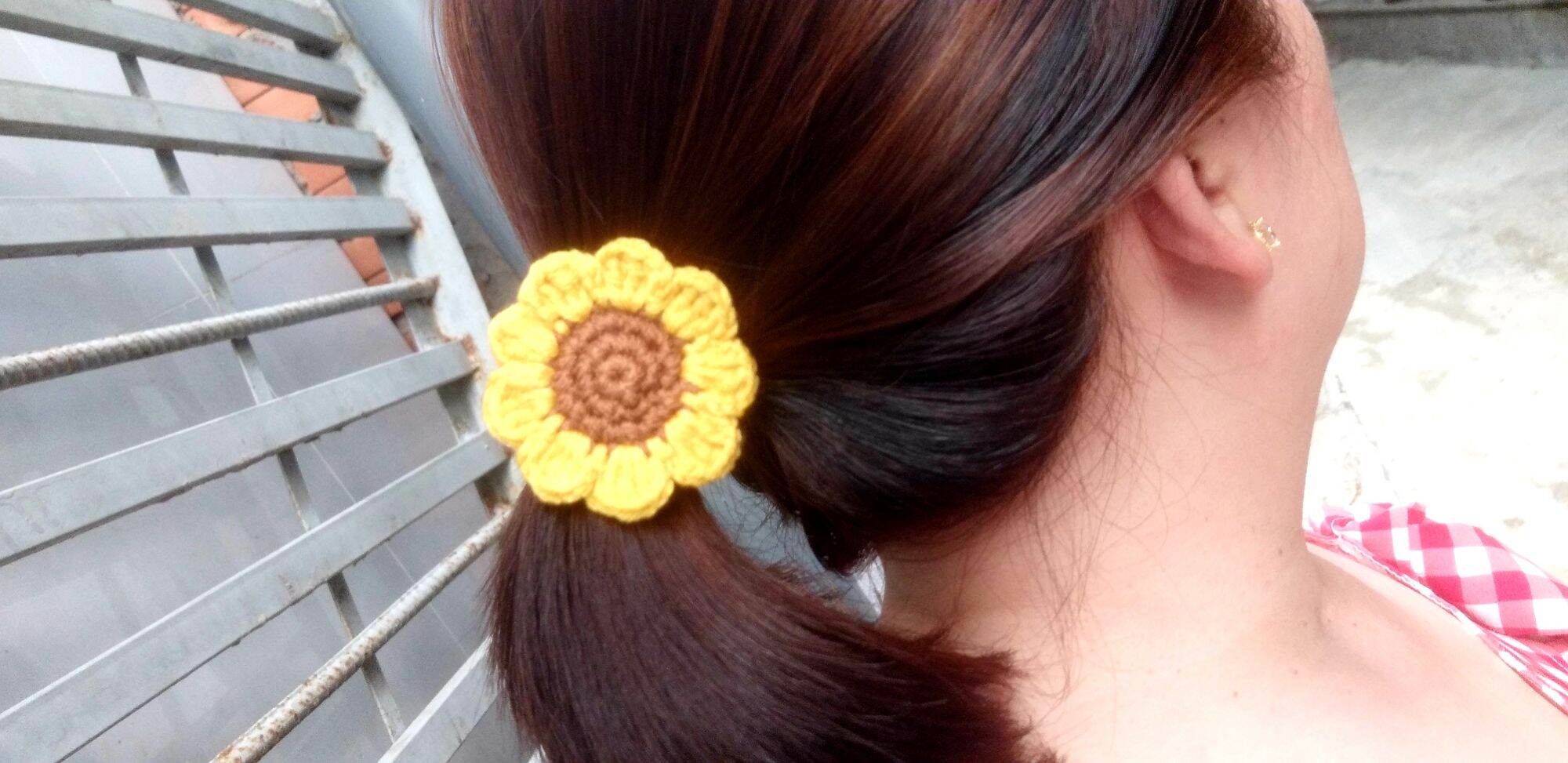 Cột tóc hoa hướng dương bằng len