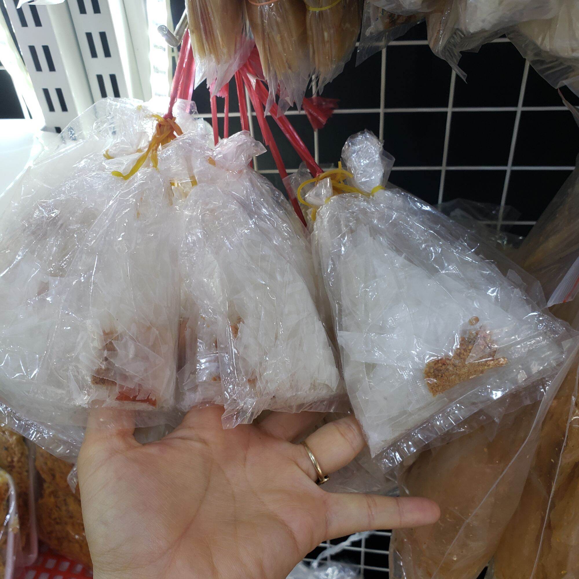 Bánh tráng xâu sa tế muối