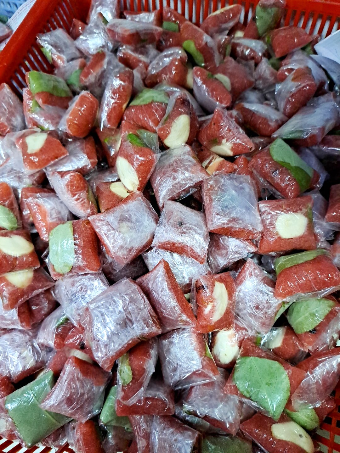 NEM CHUA LAI VUNG TỎI ỚT + LÁ ( HỘP 10 CHIẾC NHƯ HÌNH )