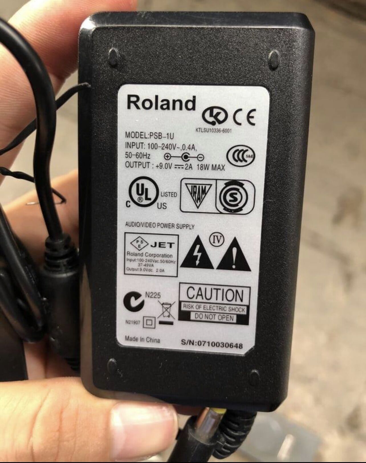 Adapter nguồn Boss ME25 phơ bàn guitar
