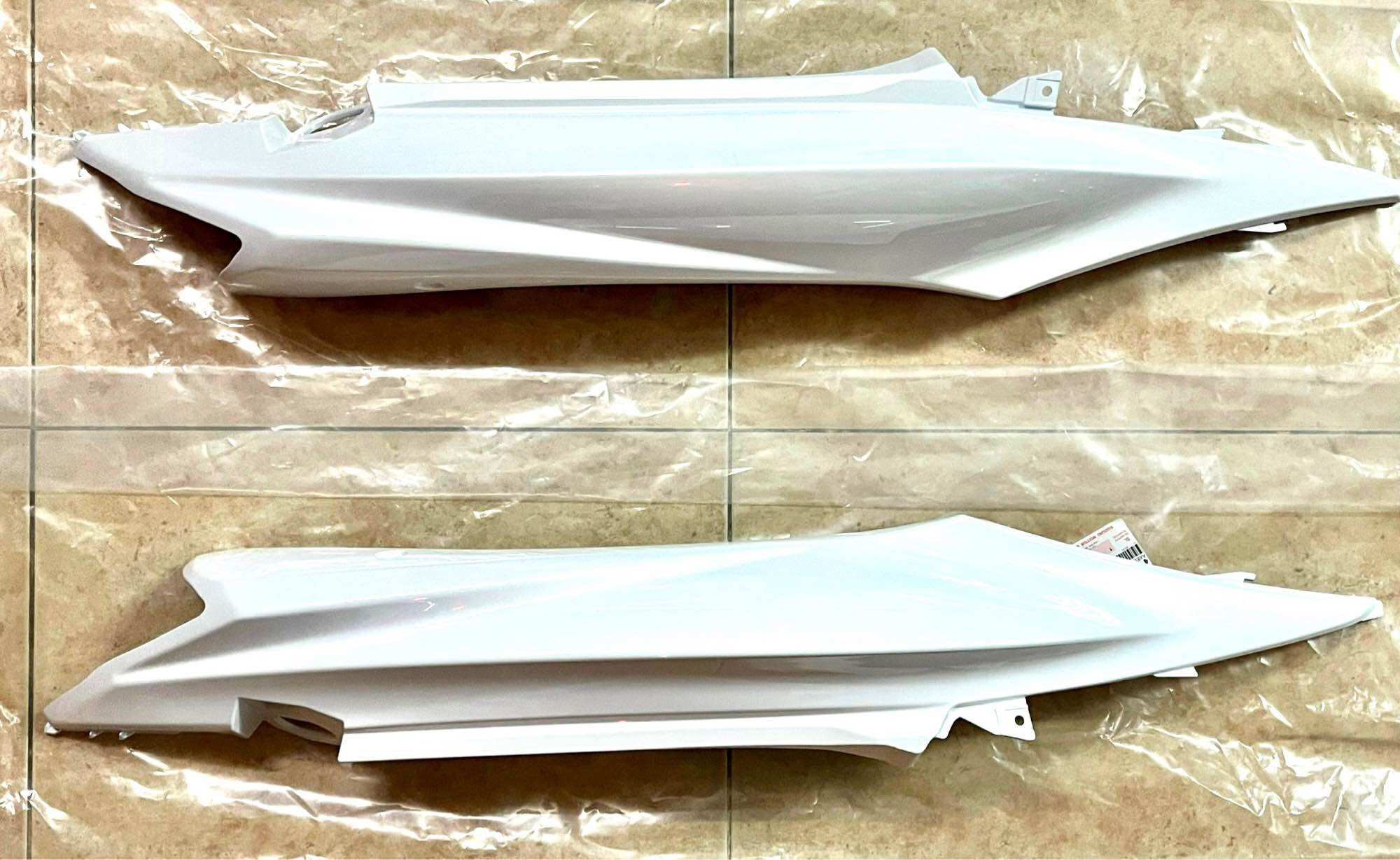 Cặp ốp hông axelo 125 màu trắng suzuki chính hãng