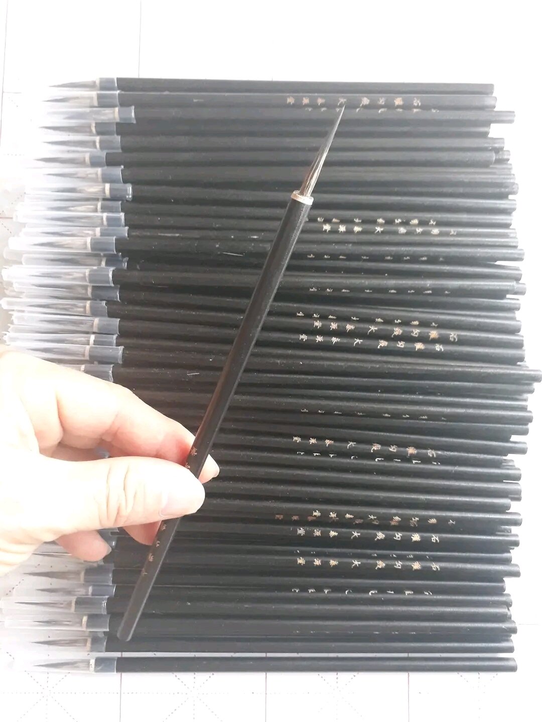 Bút tiểu lông chồn, cán bút bằng tre.