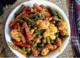 Mixed Vegetable Pickle . Rau củ ngâm chua Ấn Độ