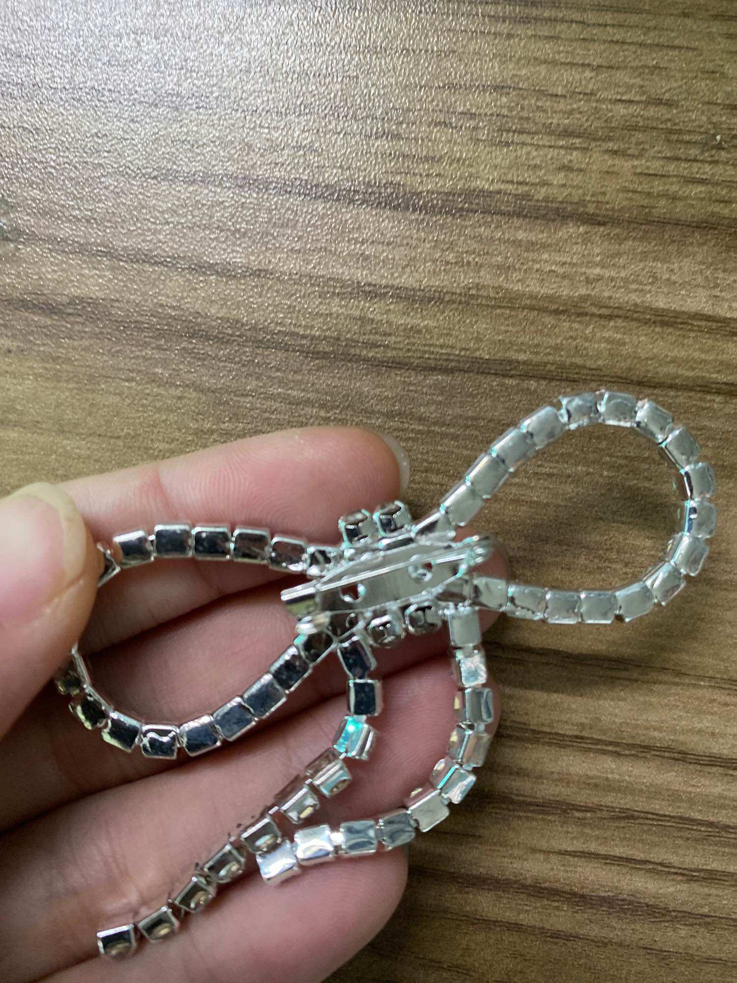 NƠ ĐÁ SIZE 7cm có râu ( có ghim cài)