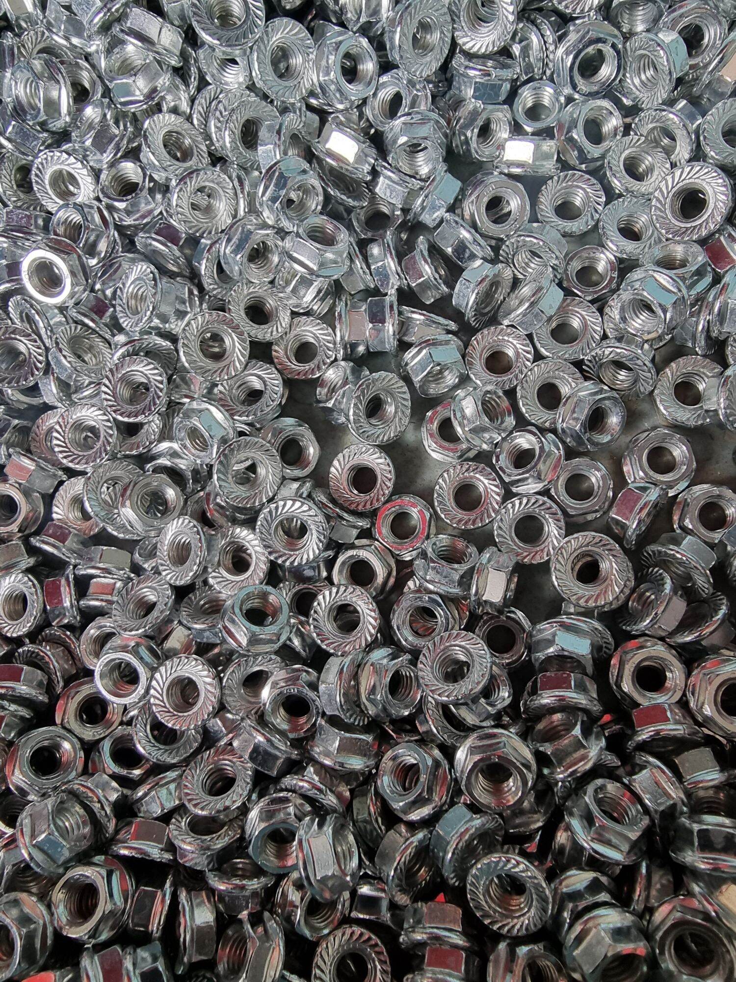 50 Ê cu liền long đen M6 ( 6ly)