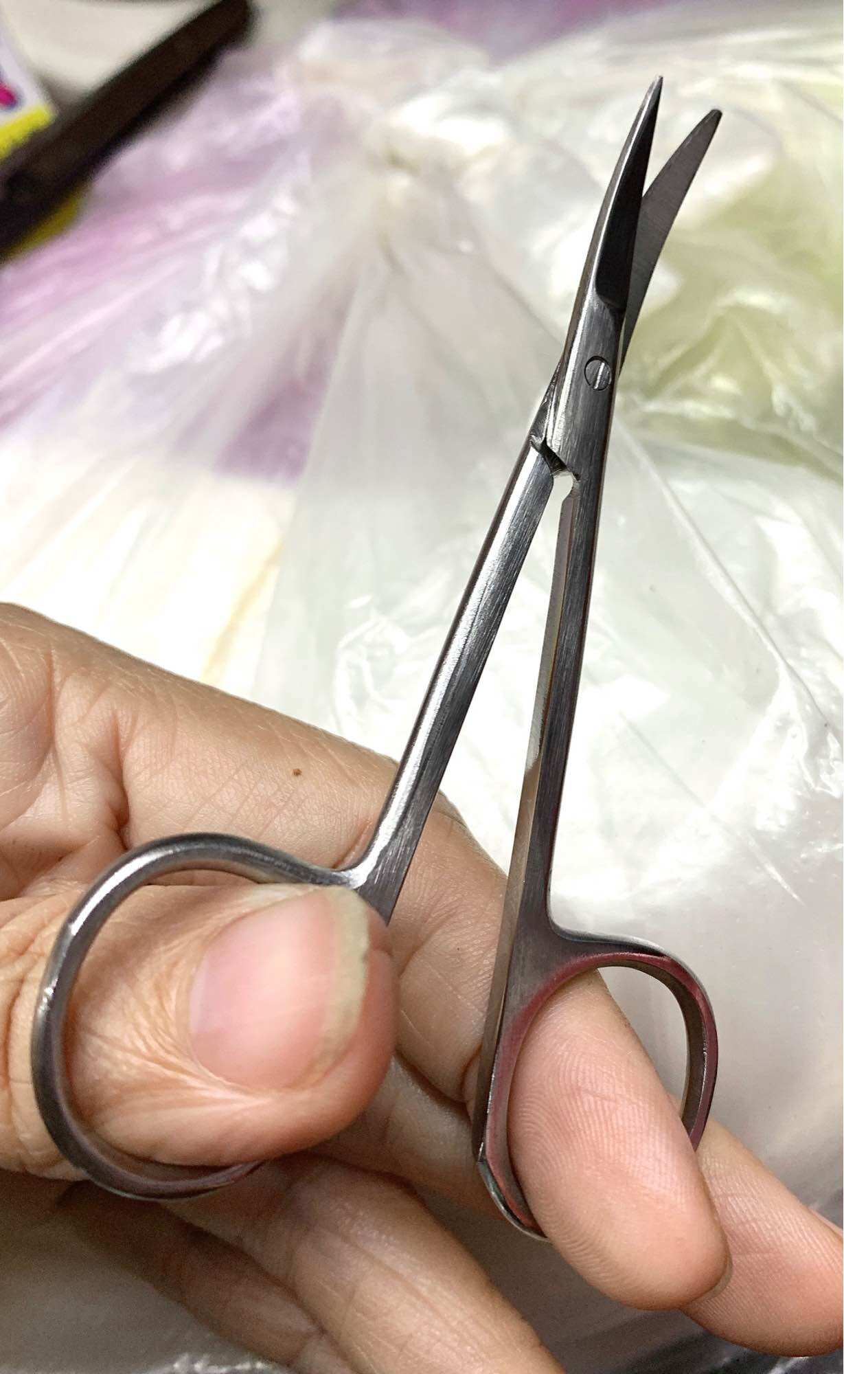 Kéo inox có loại mũi thẳng và mũi cong dài 10,5cm, kéo tốt của Pakistan