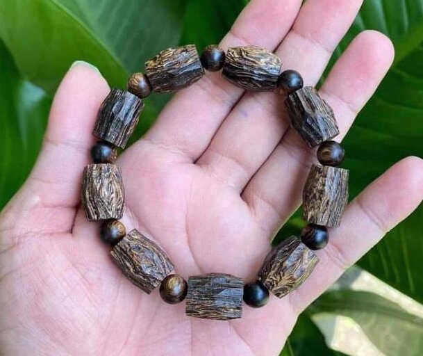 Vòng trầm hương sánh chìm 12li dạng trúc tỉa thủ công mùi thơm vĩnh viễn