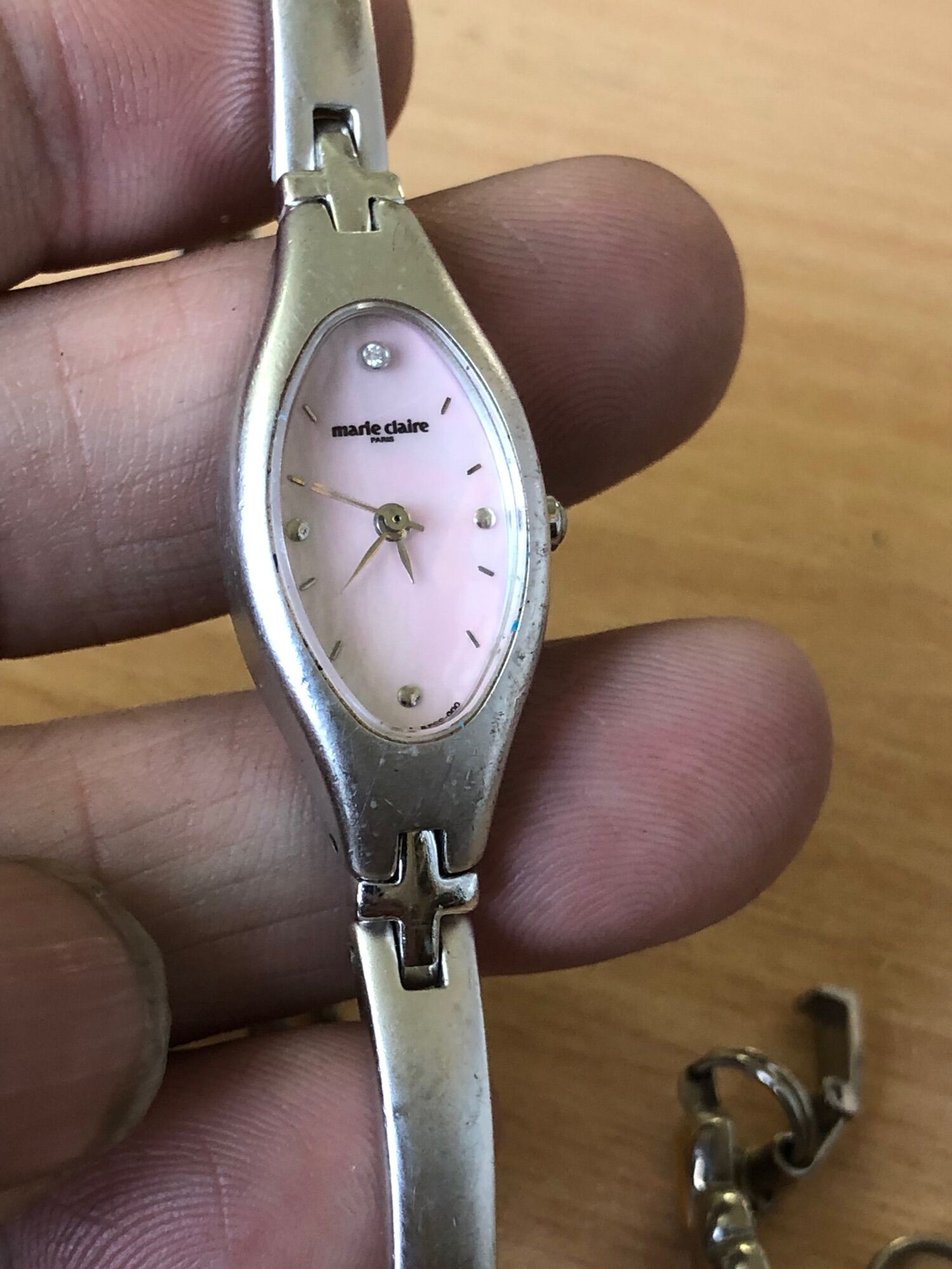 Đồng hồ kiểu lắc tay hiệu Marie Claire rất nhỏ