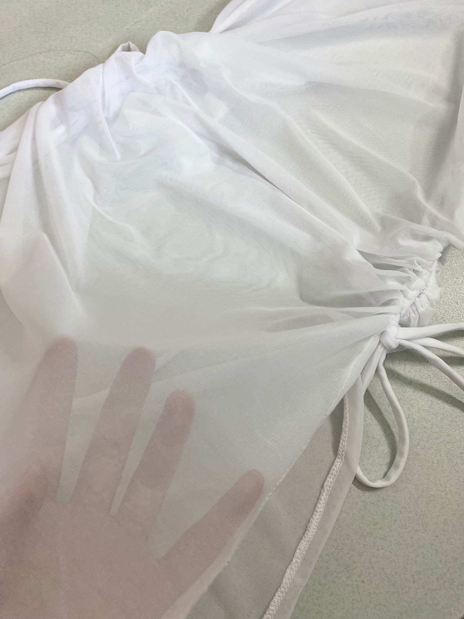 Áo lưới dài xẻ tà phối cùng bikini
