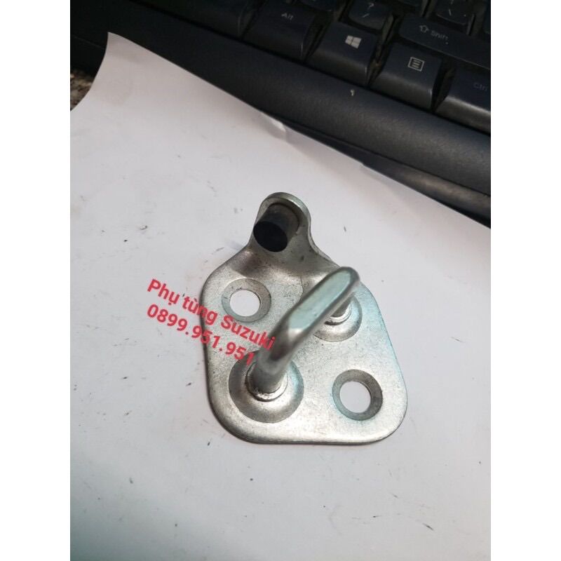 Ngàm khoá cửa hậu sau suzuki 7 chỗ