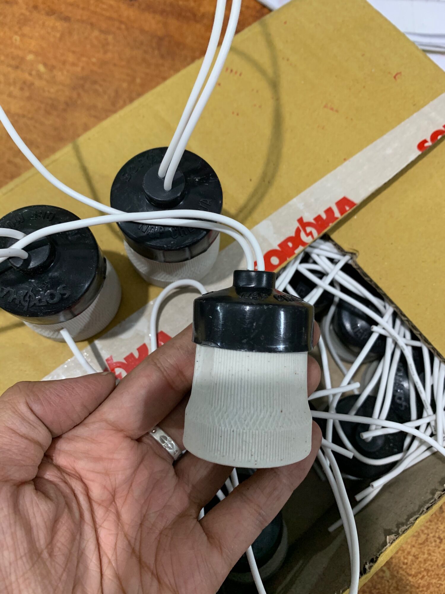 Đui đèn sứ chịu tải 200w Sopoka