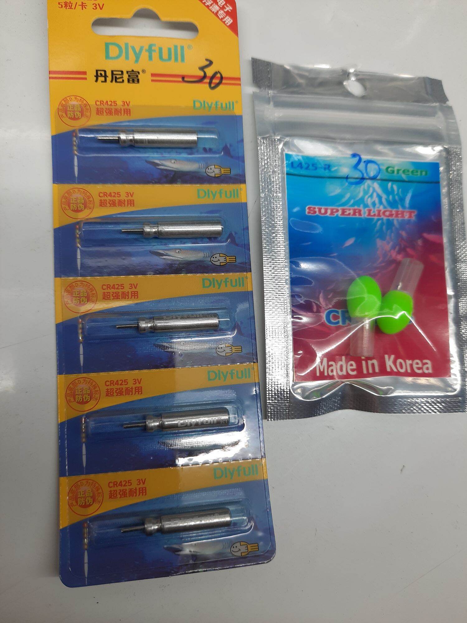 Bóng cr425 màu xanh và pin cr425 ,1 combo gồm 2 đèn và 5 pin gắn ngọn phao câu đêm