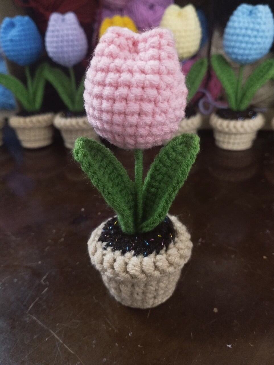 Chậu hoa tulip mini bằng len handmade