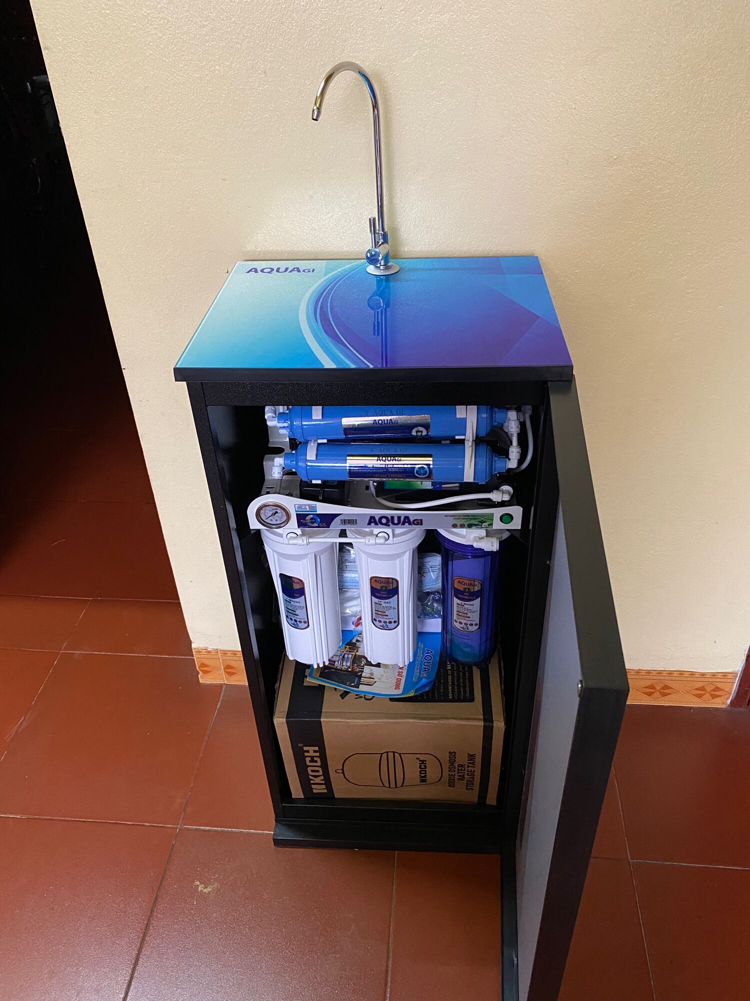 [Voucher 7% Max 800K] Máy lọc nước RO Aqua 10 cấp lọc có vỏ tủ kính cường lực 4d