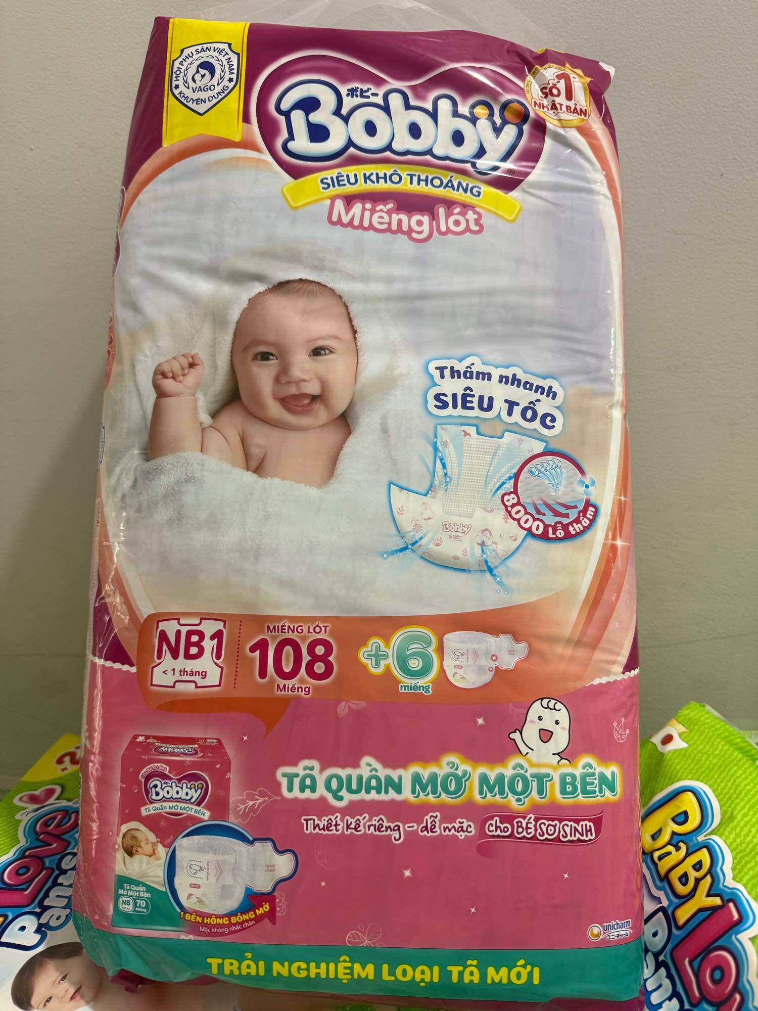 Miếng lót sơ sinh bobby newborn1 108 miếng mới tặng 6 miếng tã quần mở một bên