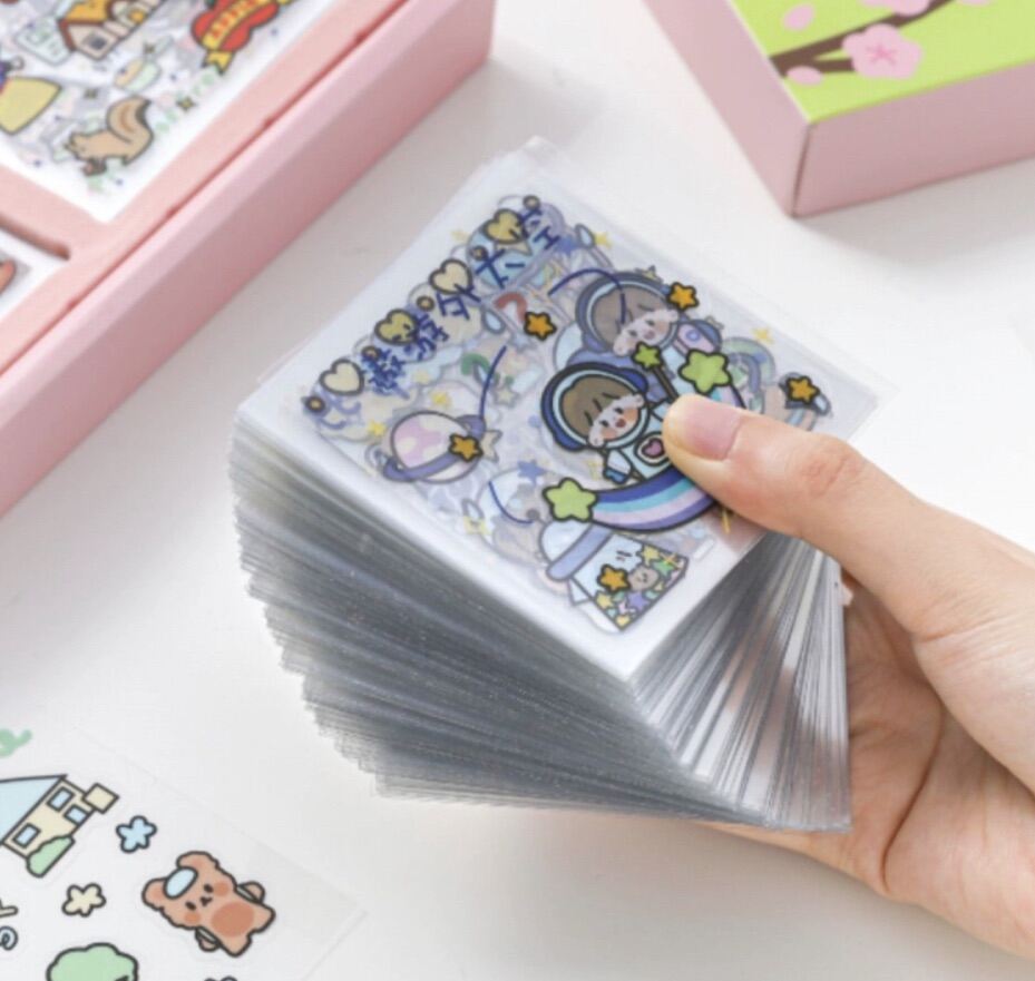 (Tách lẻ) Tặng nhíp gắp - Sticker hộp 900 tấm hình bé gái dễ thương (PVC)