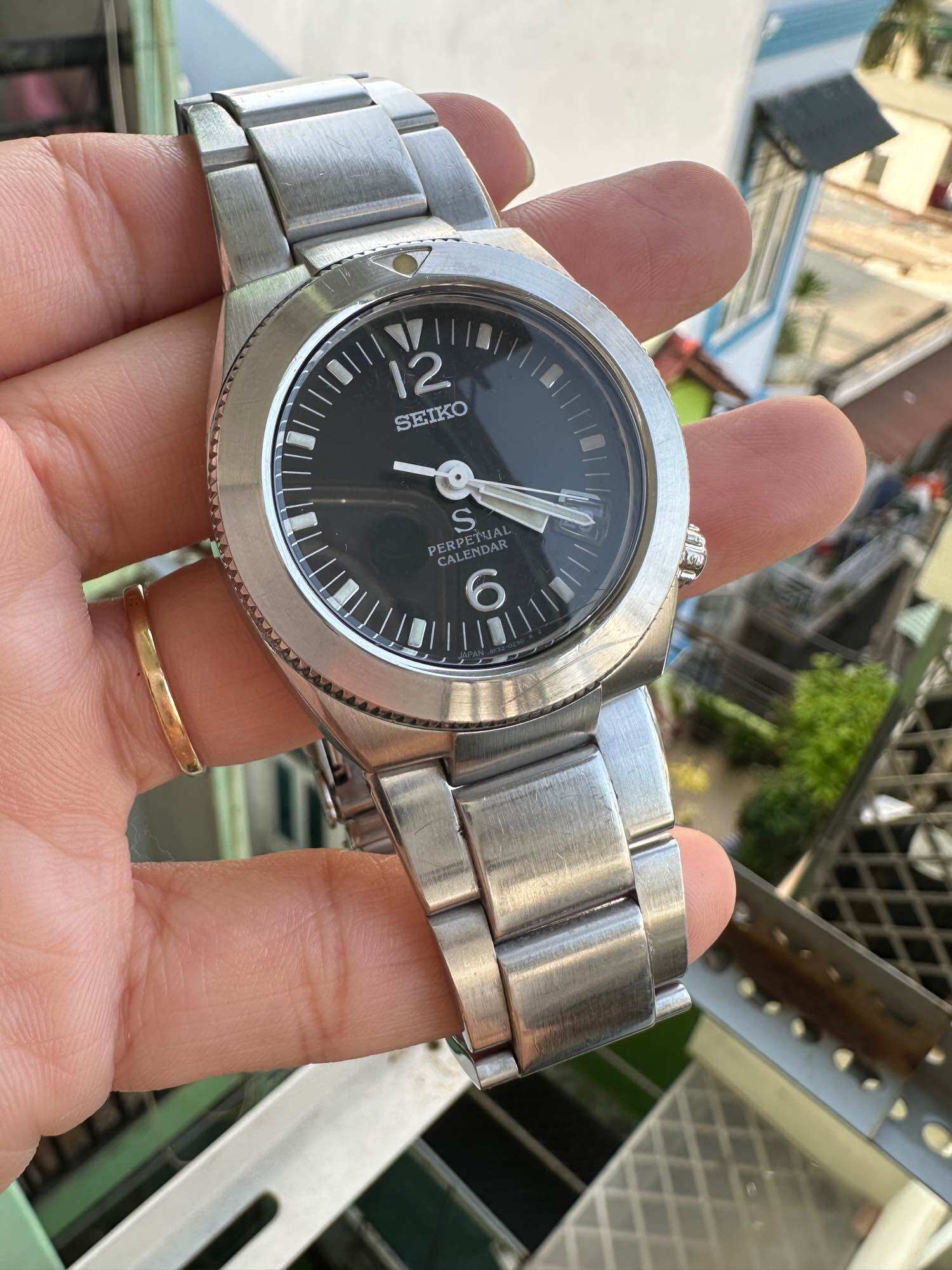 Đồng hồ Seiko Perpetual Calendar Nam Thép Đen
Size 36 cho tay nam vừa và nhỏ
Lịch vạn niên tự điều chỉnh ngày tháng năm kể cả năm nhuận
Ô lịch góc 4h, cọc số dạ quang sáng.