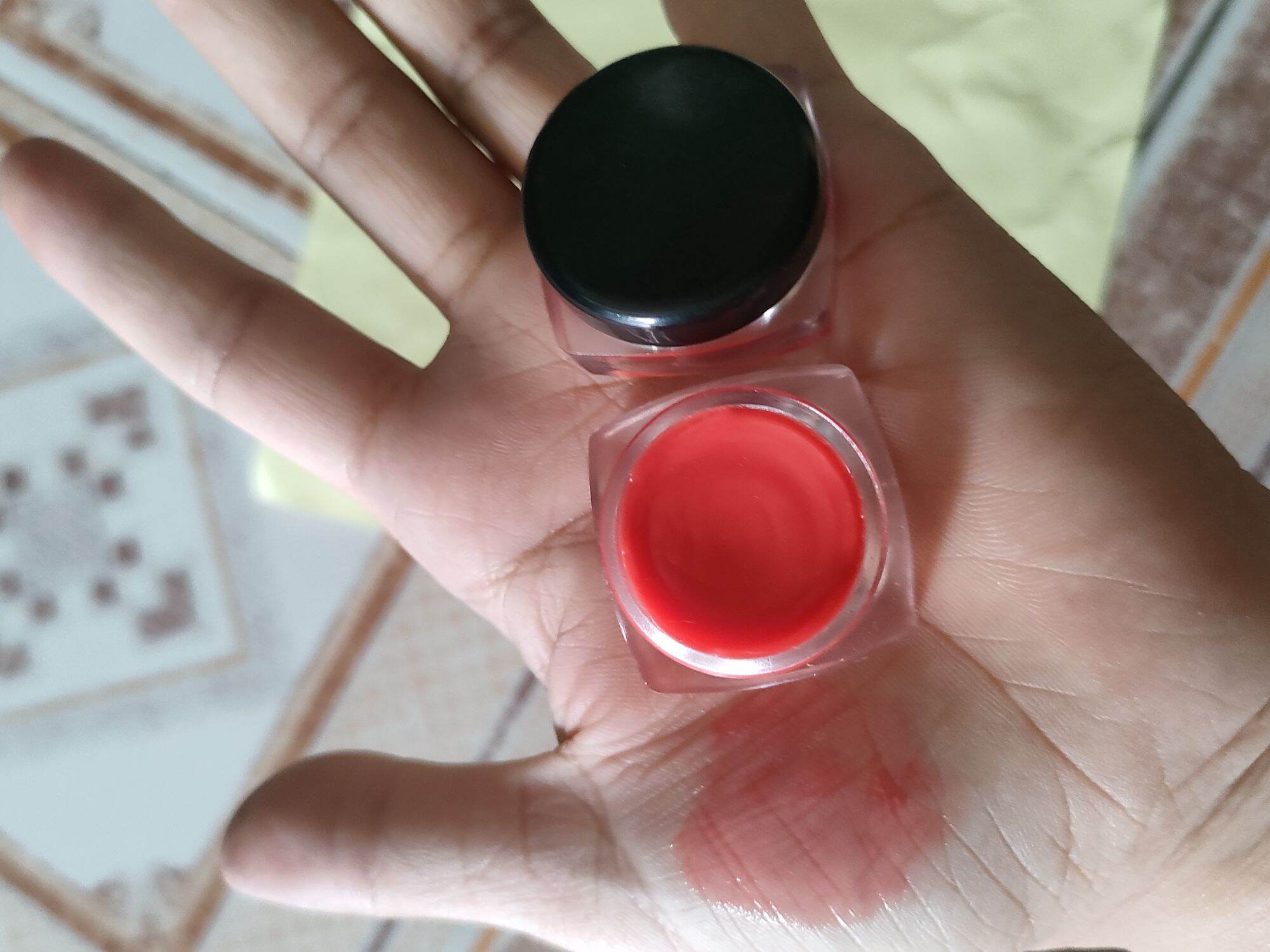 son dưỡng môi dạng hũ