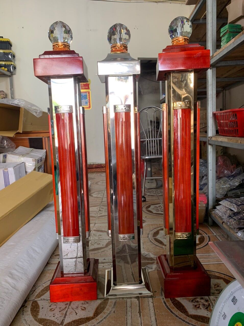 Trụ cầu thang inox ốp gỗ lim
