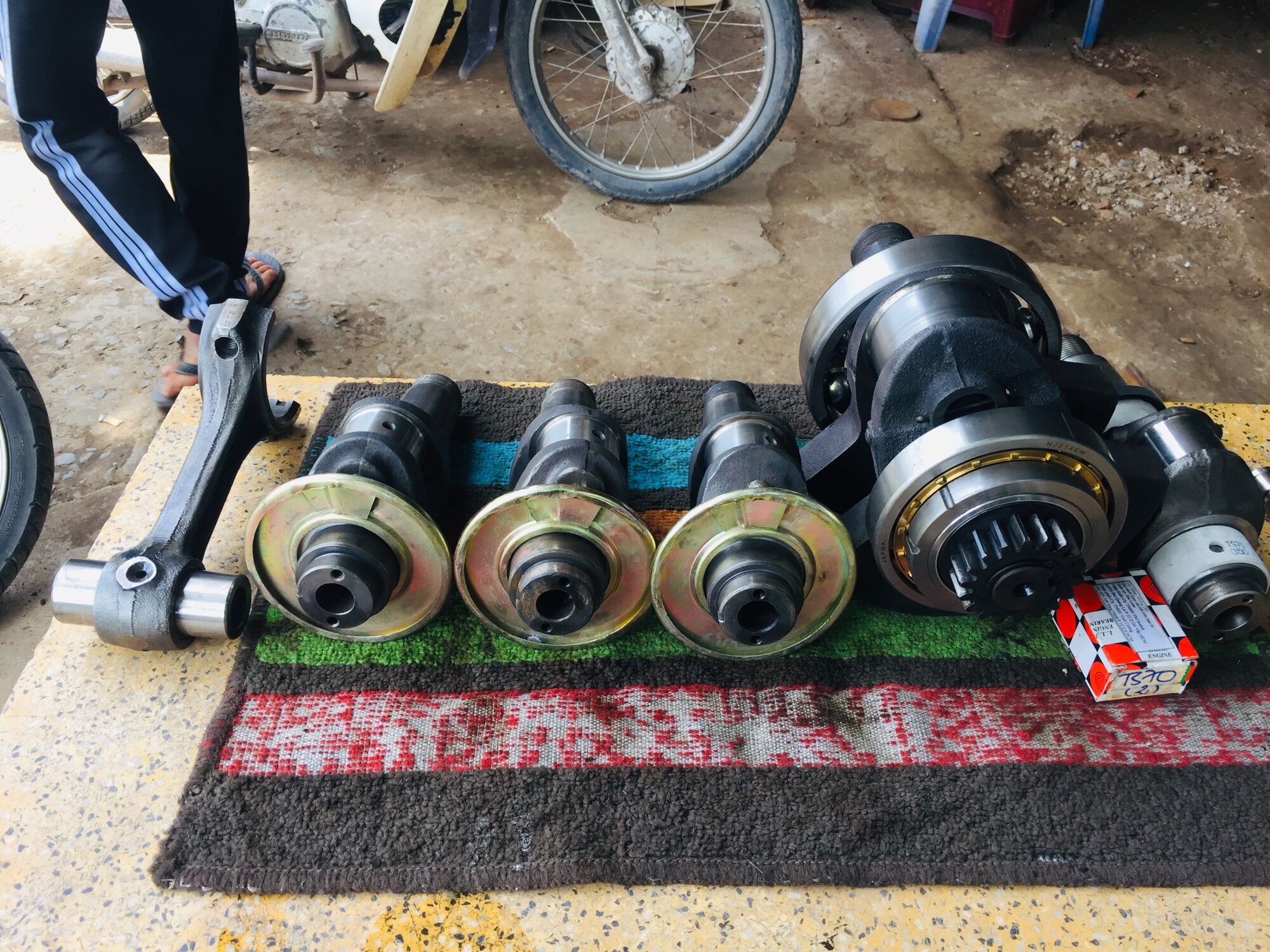 Kiềng nhớt máy D8 , R180