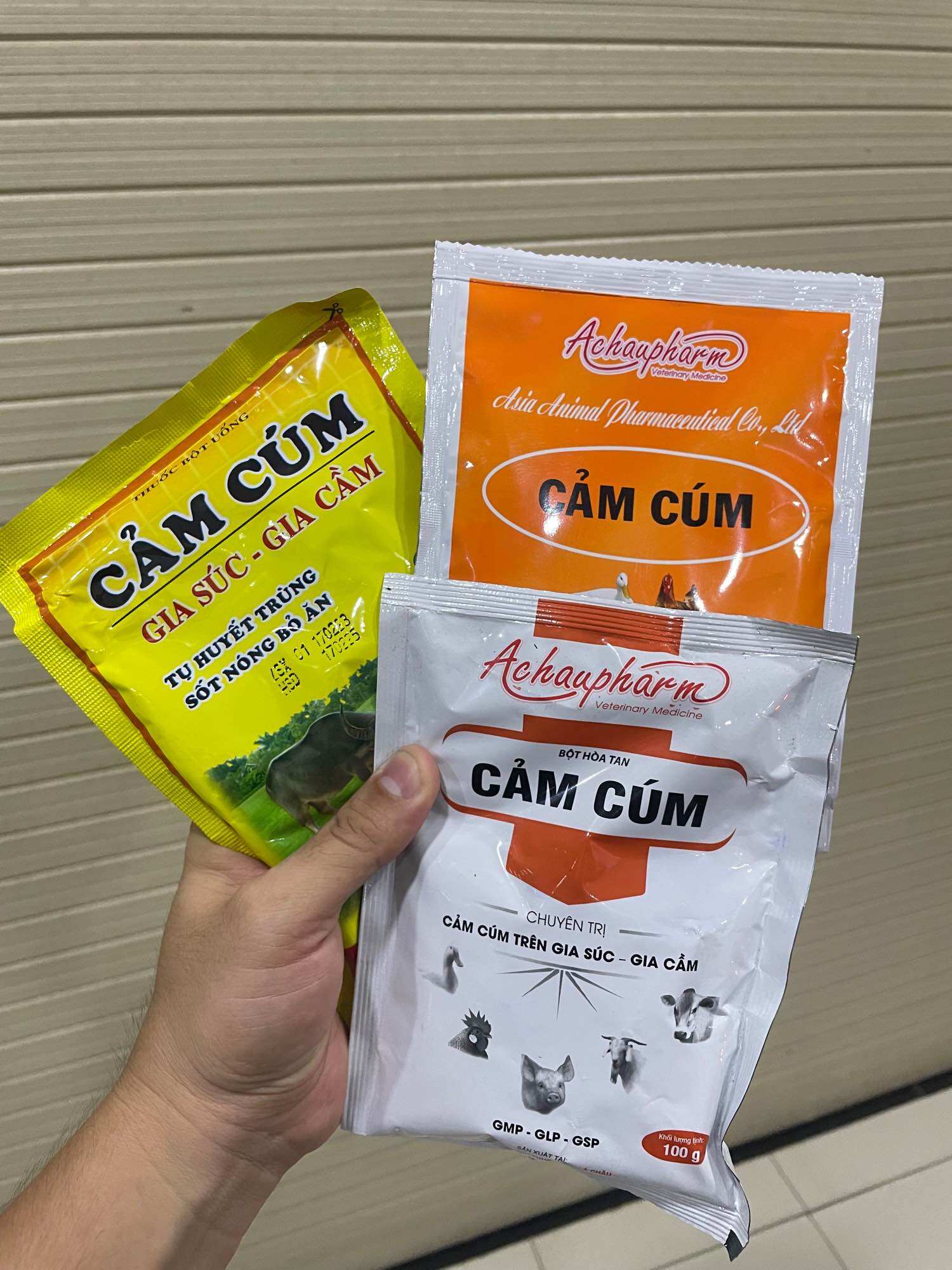 Cảm cúm 100gr cho gia súc, gia cầm. Dùng để ngừa các bệnh gây chết đột ngột trên vật nuôi như gà vịt, tăng tỉ lệ sống, giảm hao hụt con non.