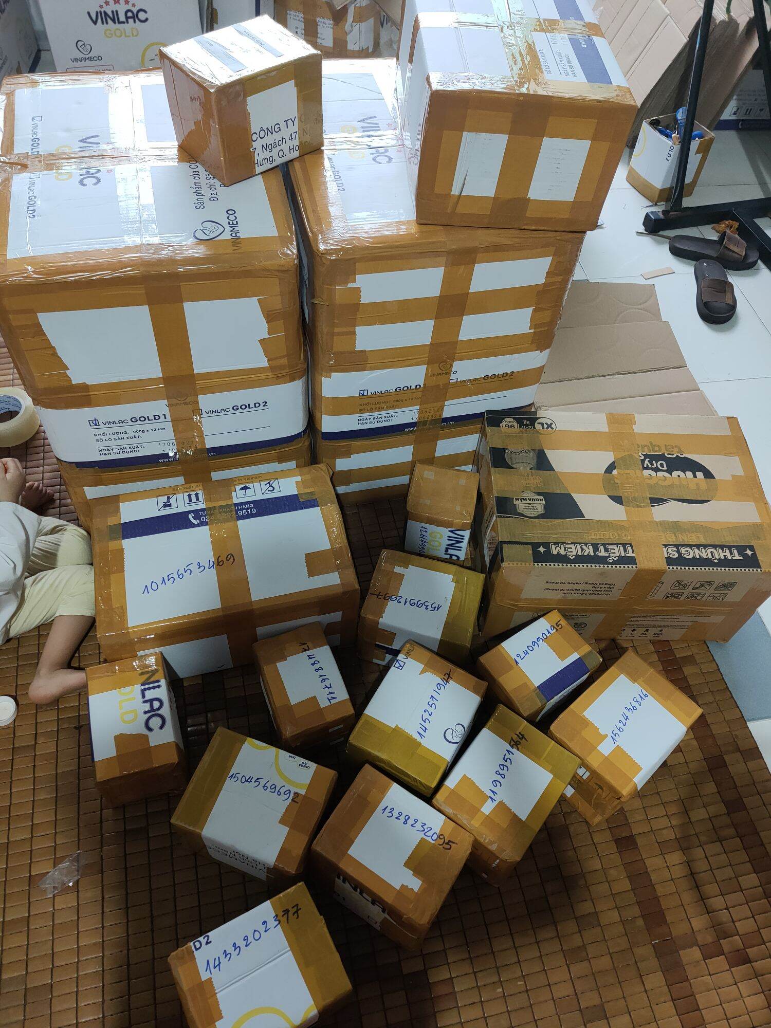 (2 lon freeship tặng 1 khăn mặt ) sữa vinlac gold 1 800g date 2026