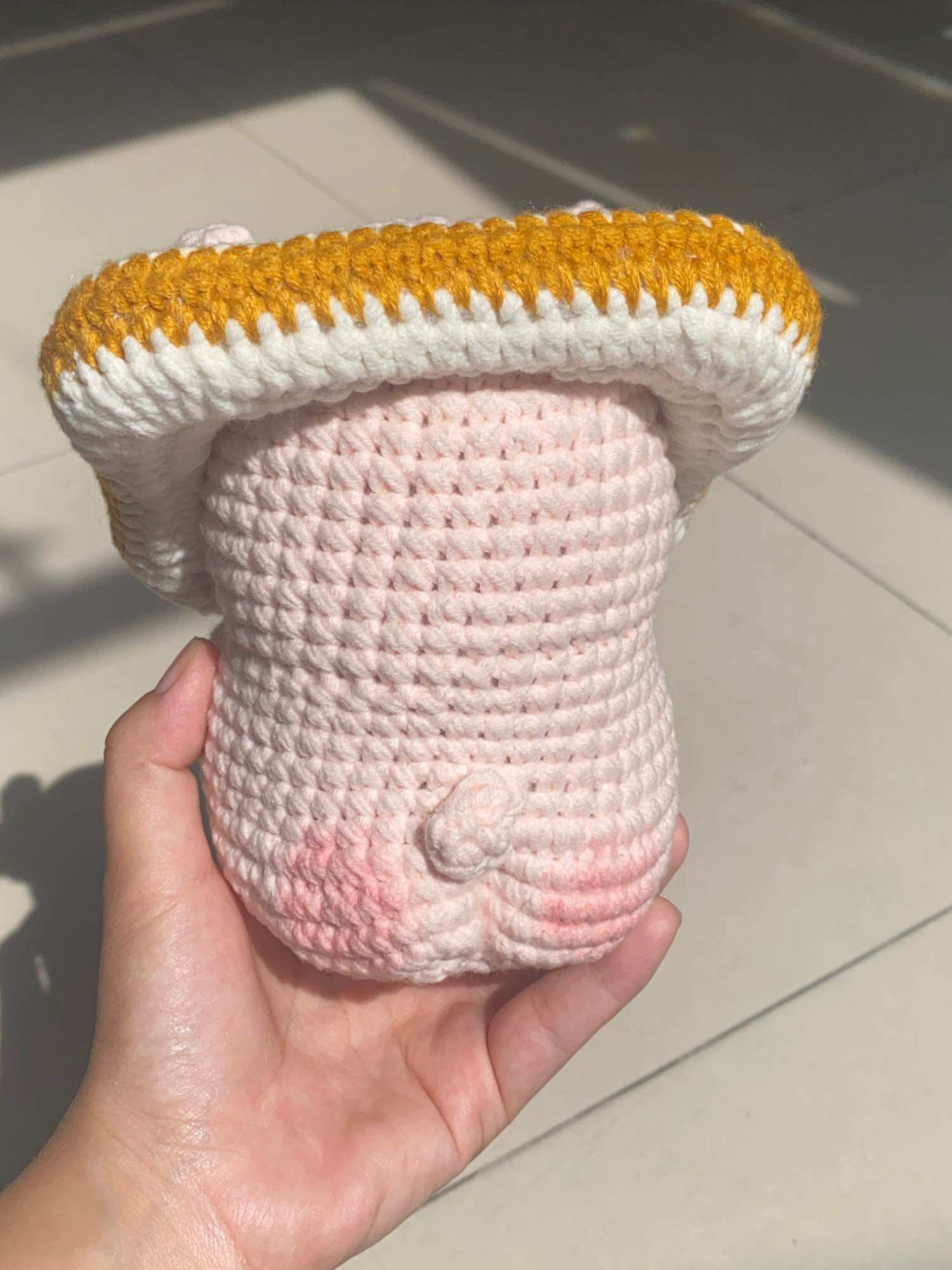 Heo đội bánh mì len (13x15cm)