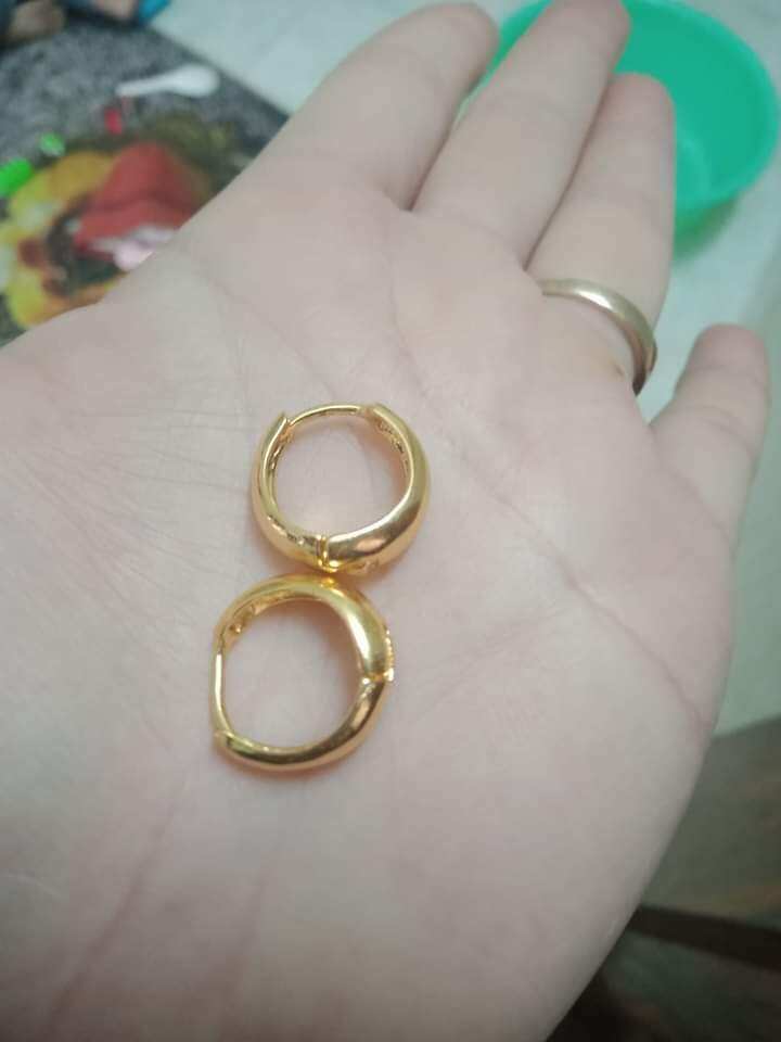 Bông tai mẫu mã y như vàng non Thái