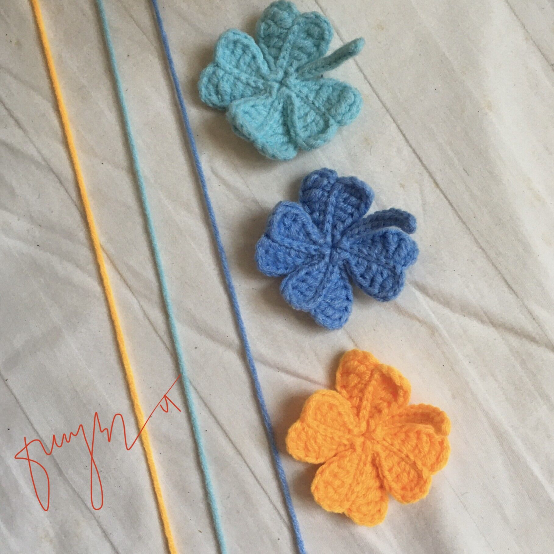 Cỏ bốn lá may mắn nhiều màu sắc bằng len handmade làm móc khoá, đồ trang trí