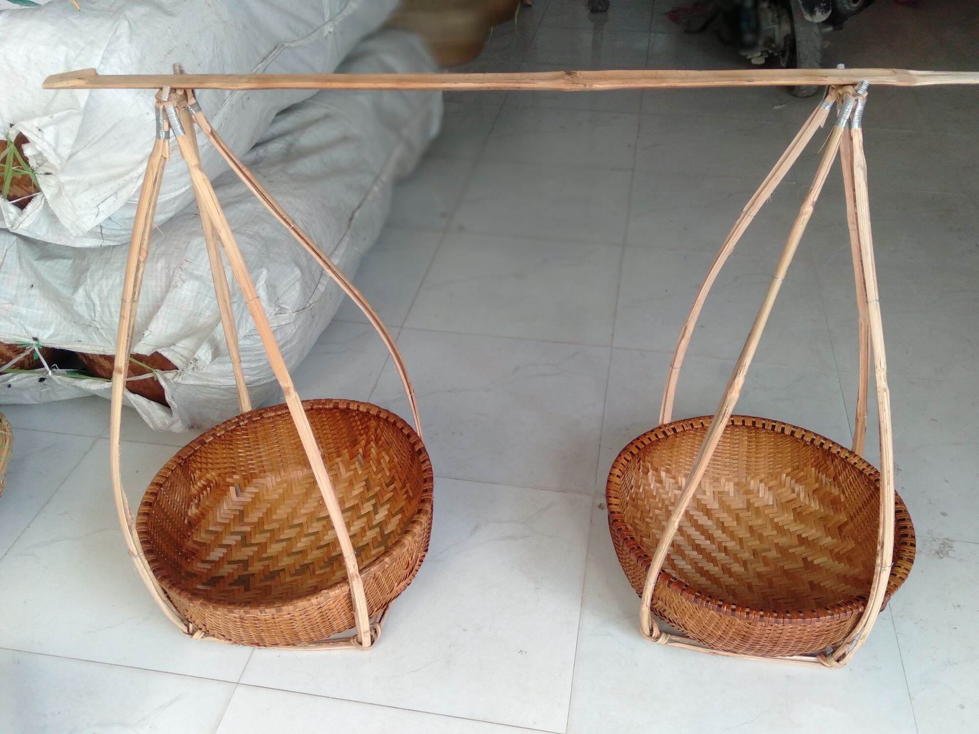 QUANG GÁNH MÂY TRE ĐAN