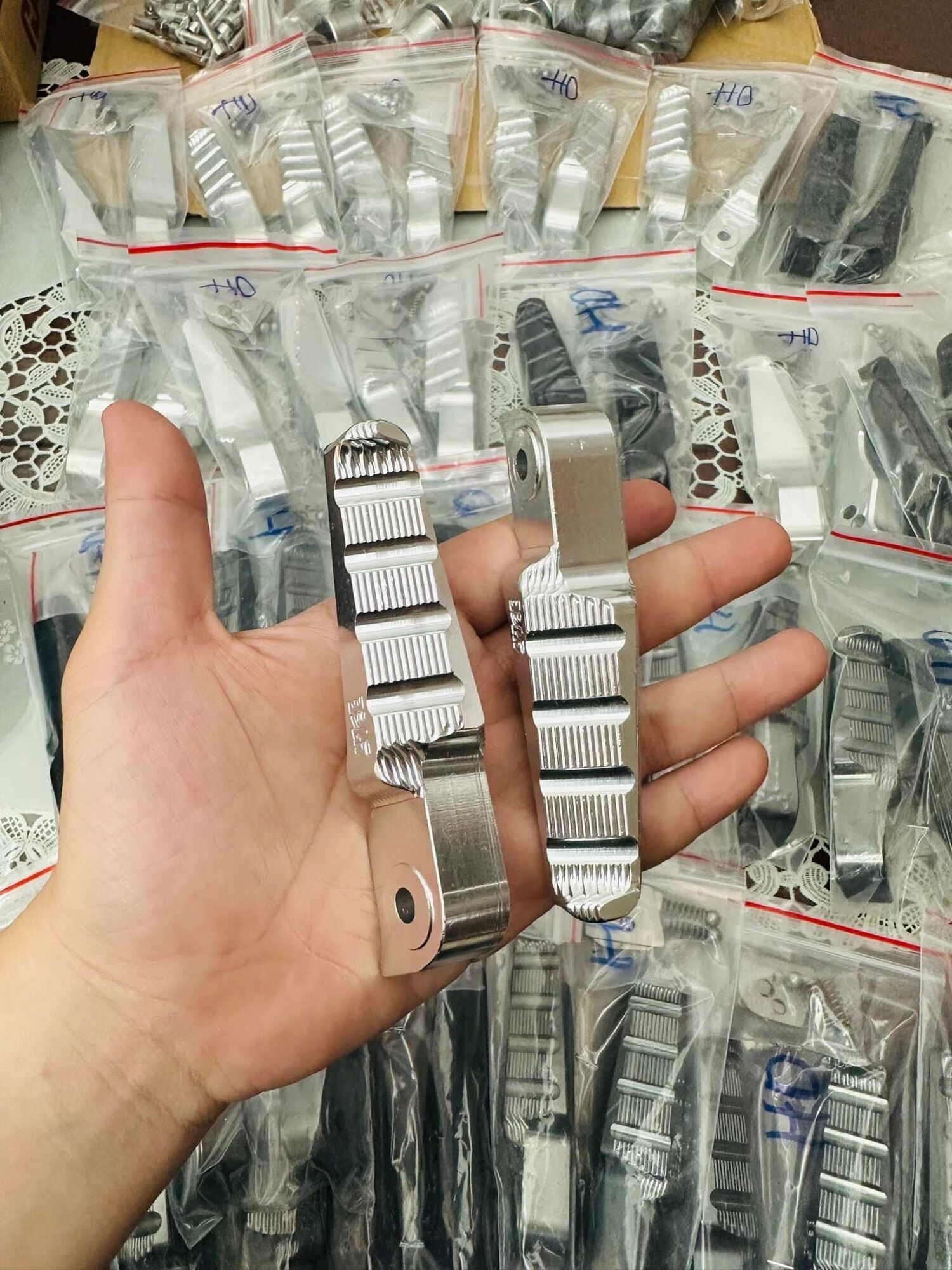 Gác chân cnc nguyên khối gắn được hầu hết các dòng xe honda