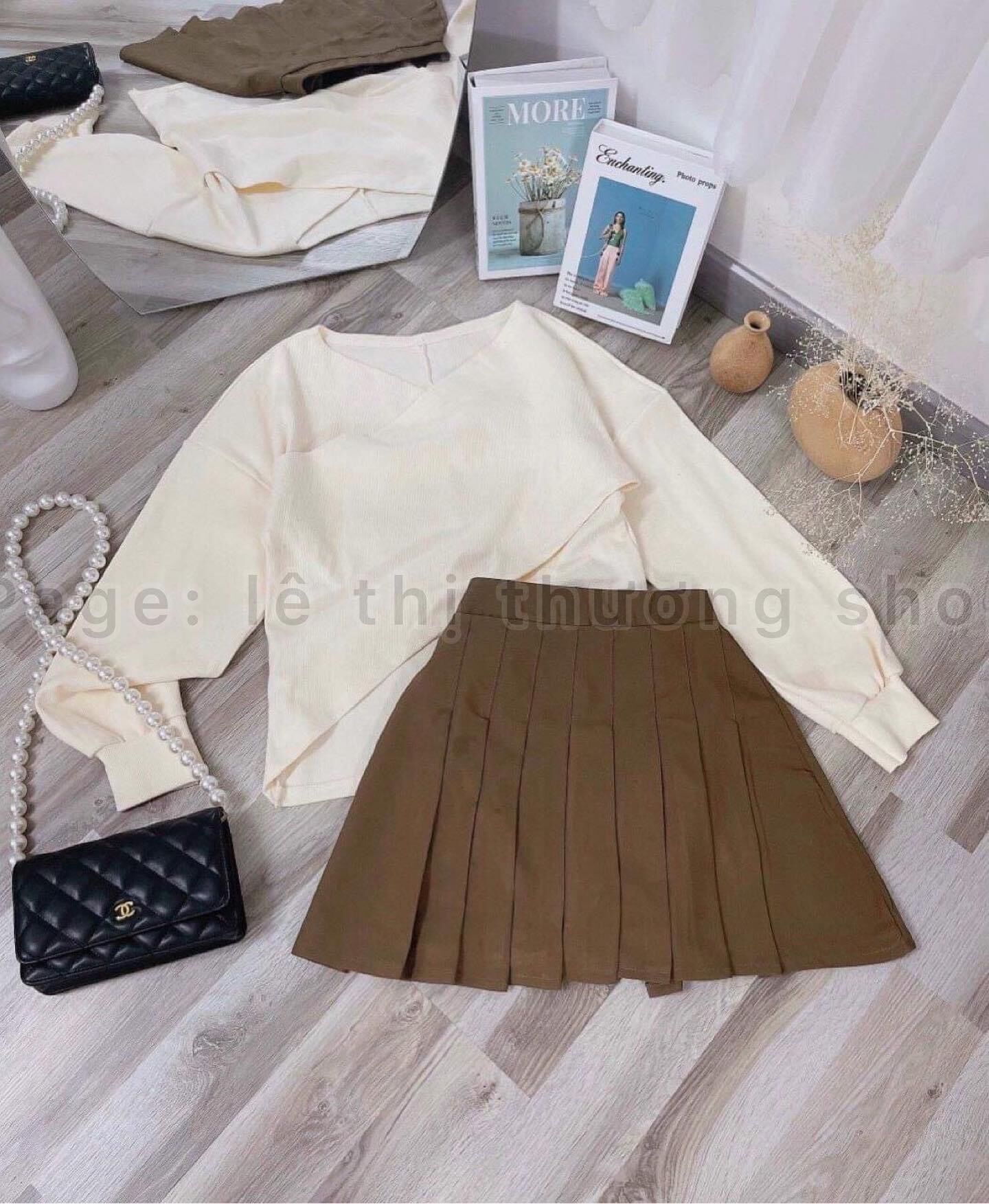 Chân váy tennis nâu + áo đắp chéo tay dài