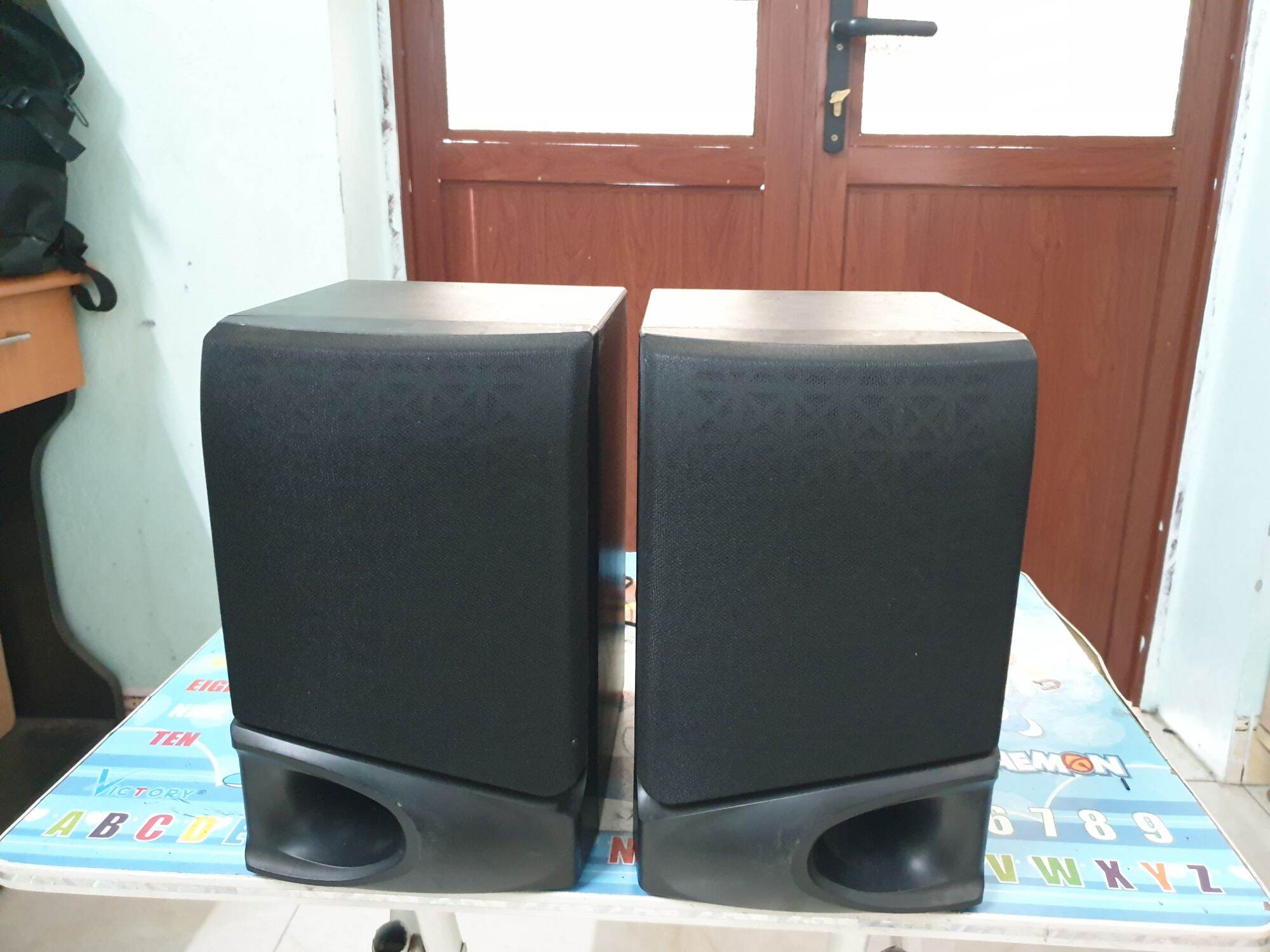 Đôi loa nhật bãi mất tem. Loa toàn dải bass 10 màng giấy, gân vải.công suất tầm 50w/ đôi. Kích thước cao 25, ngang 16, sâu 19